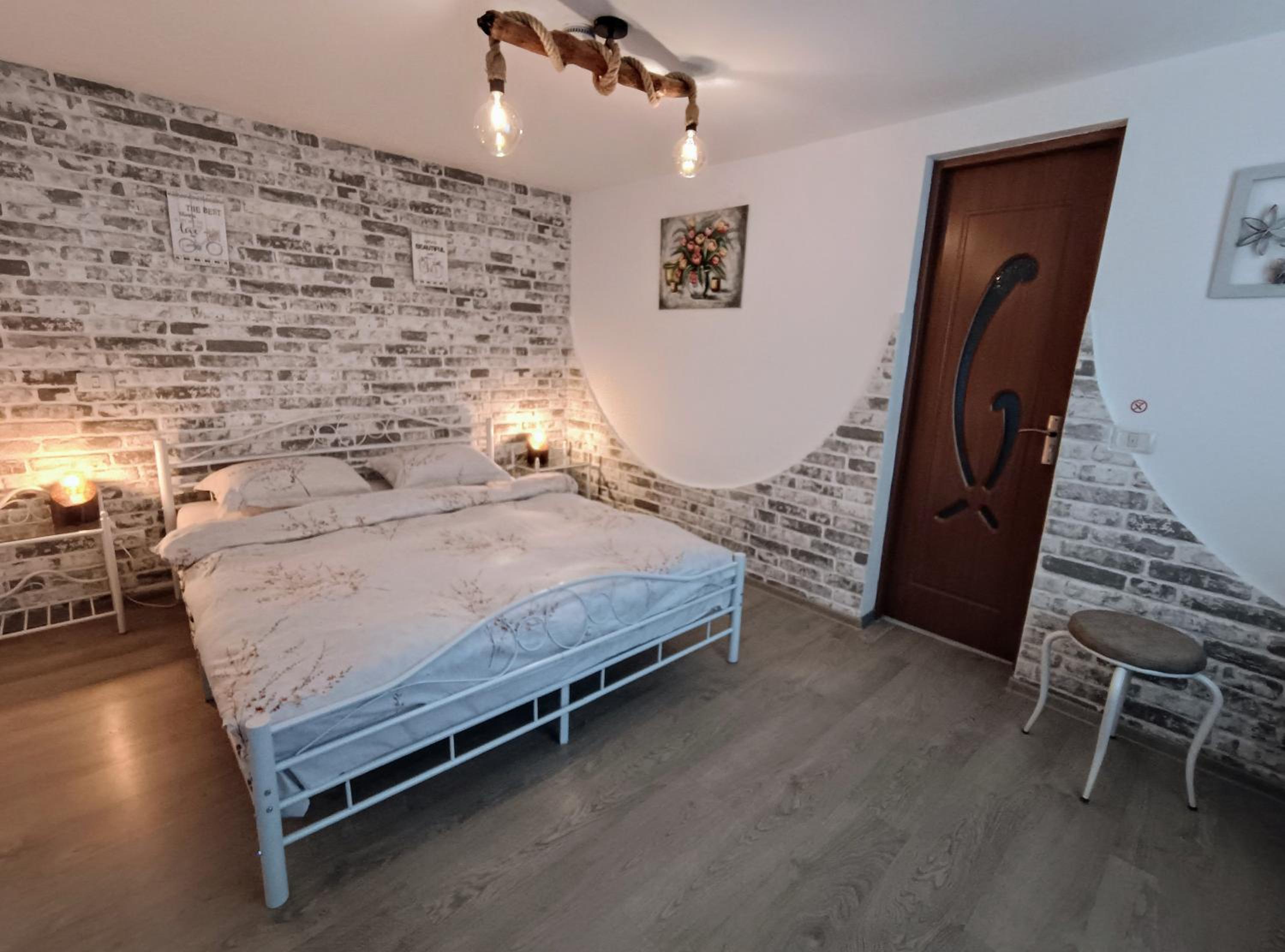Double Room with Private Bathroom - Photo 13