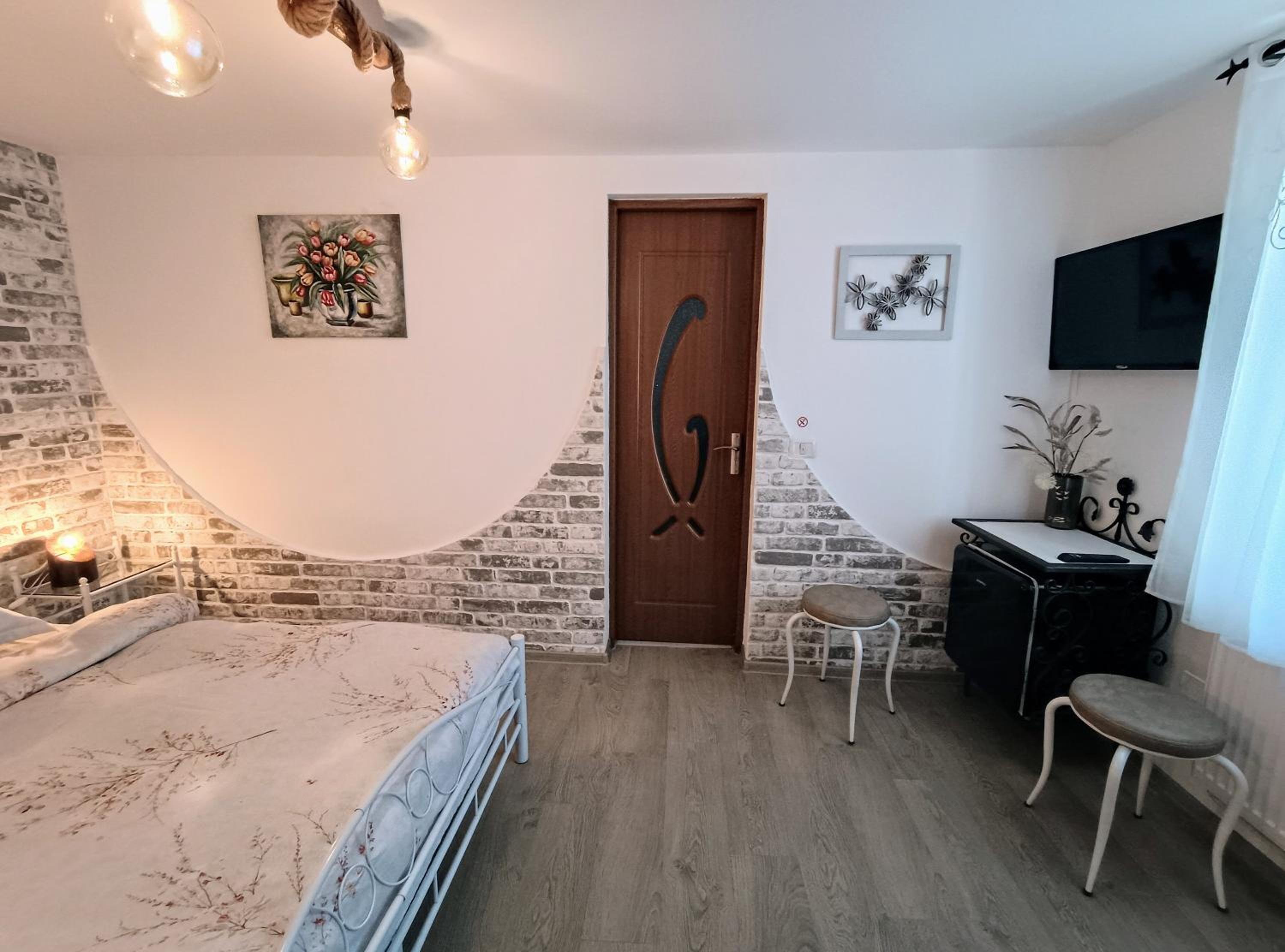 Double Room with Private Bathroom - Photo 14