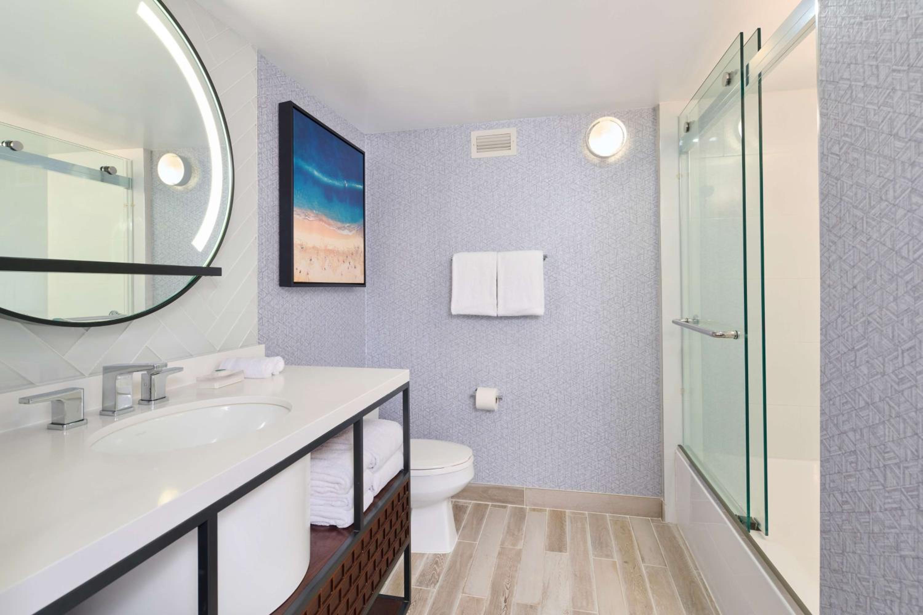 Suite - Photo 11