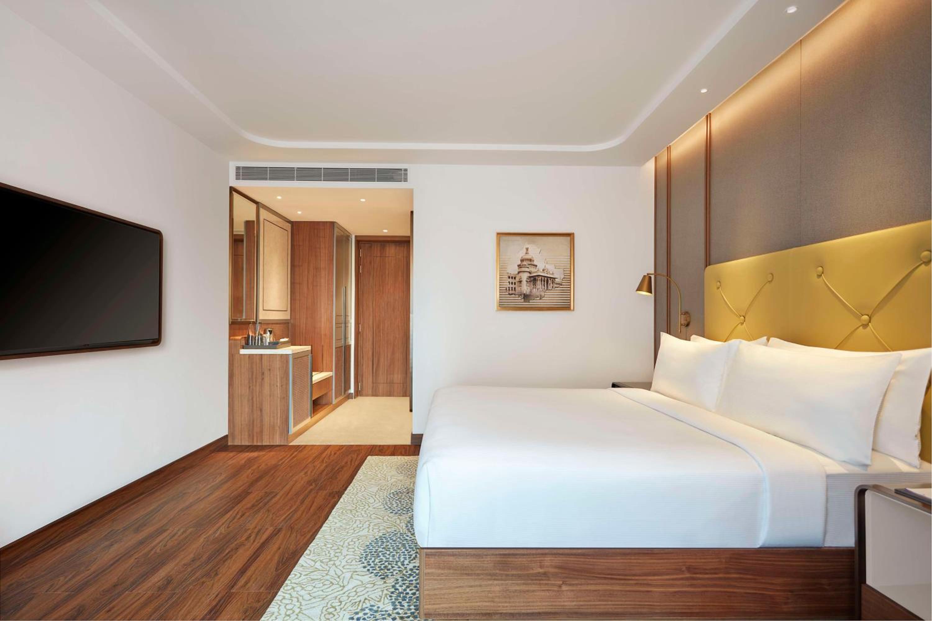 King Guest Room - Photo 5