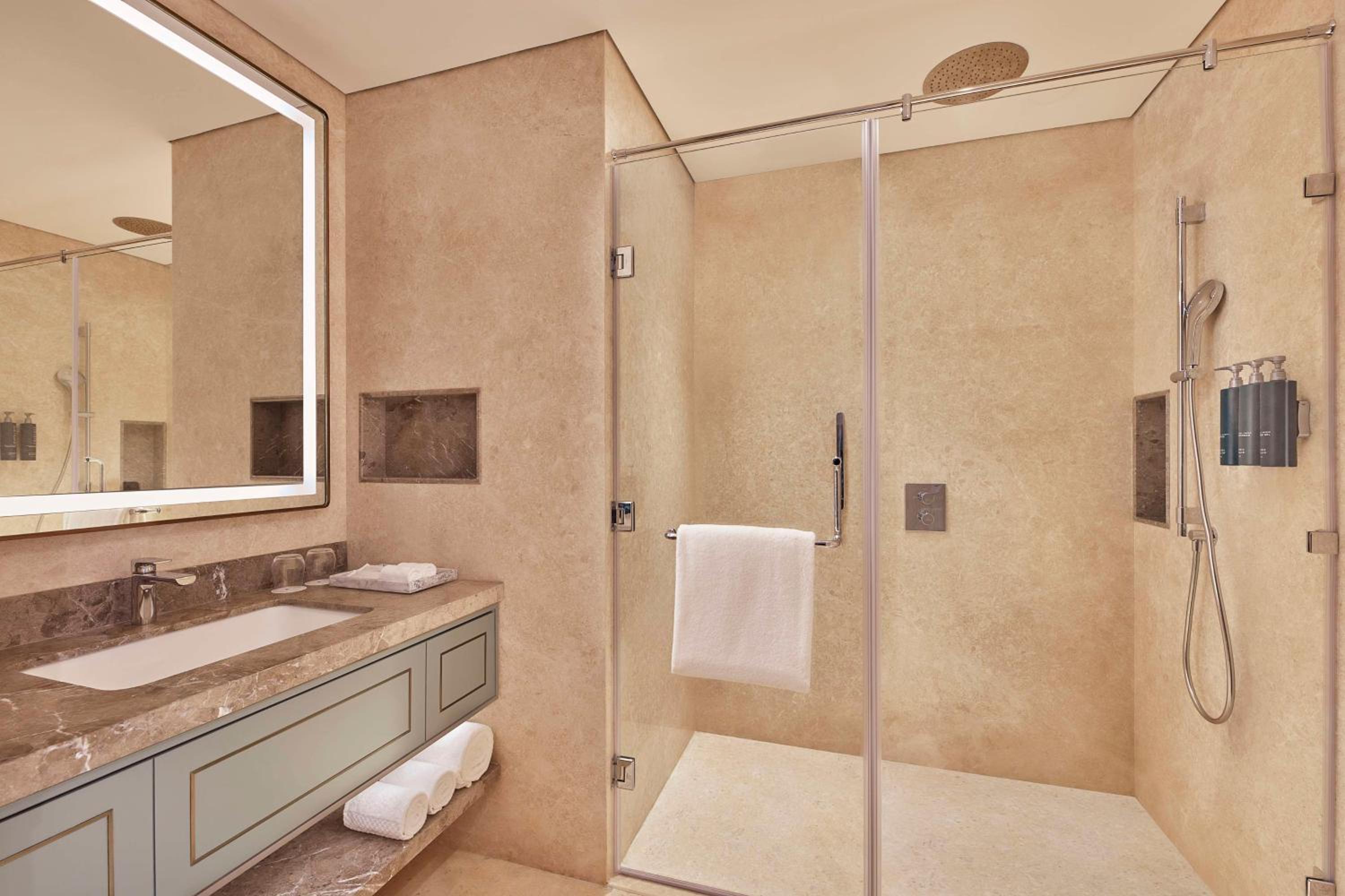 Deluxe King Suite - Photo 3