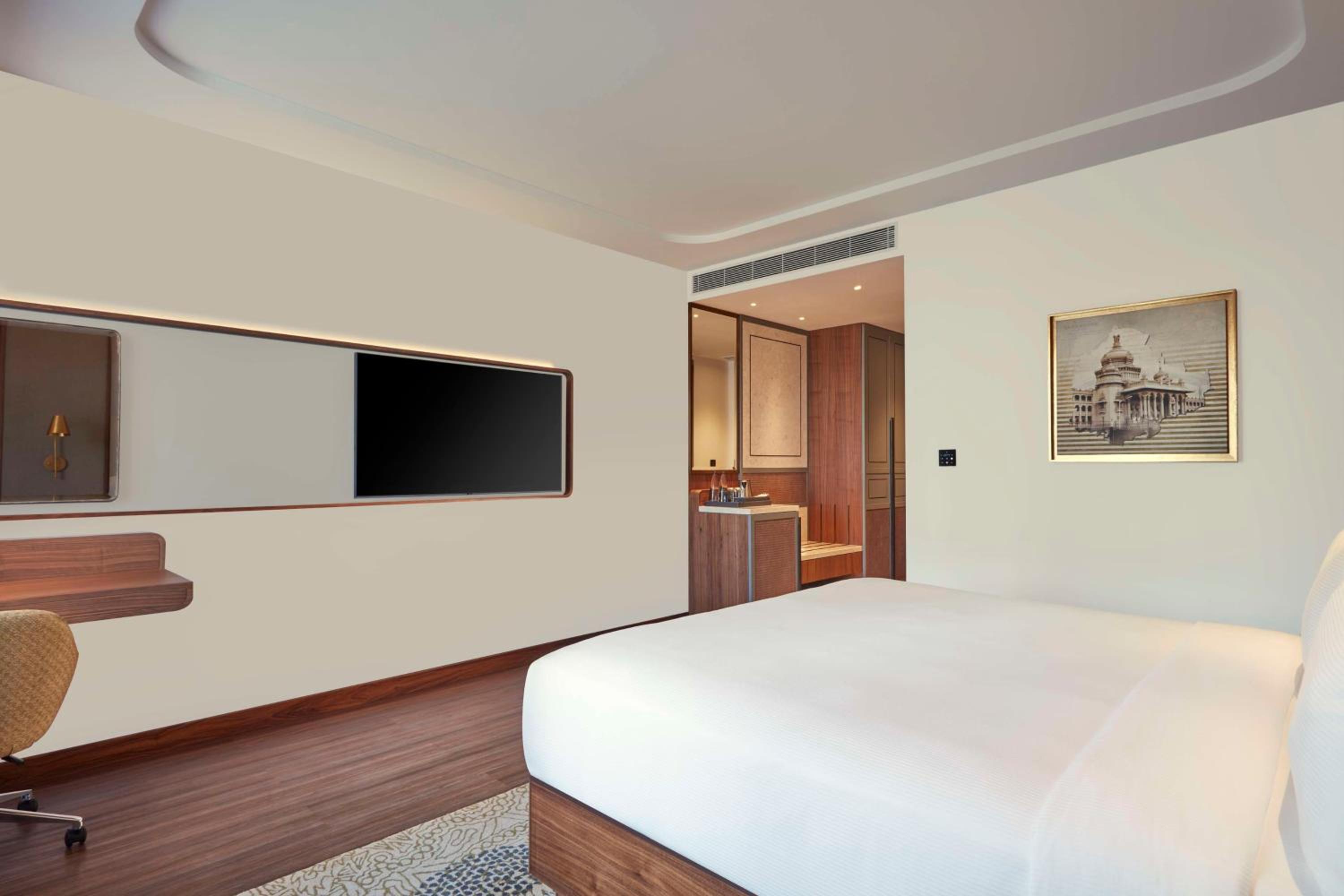 Deluxe King Room - Photo 5