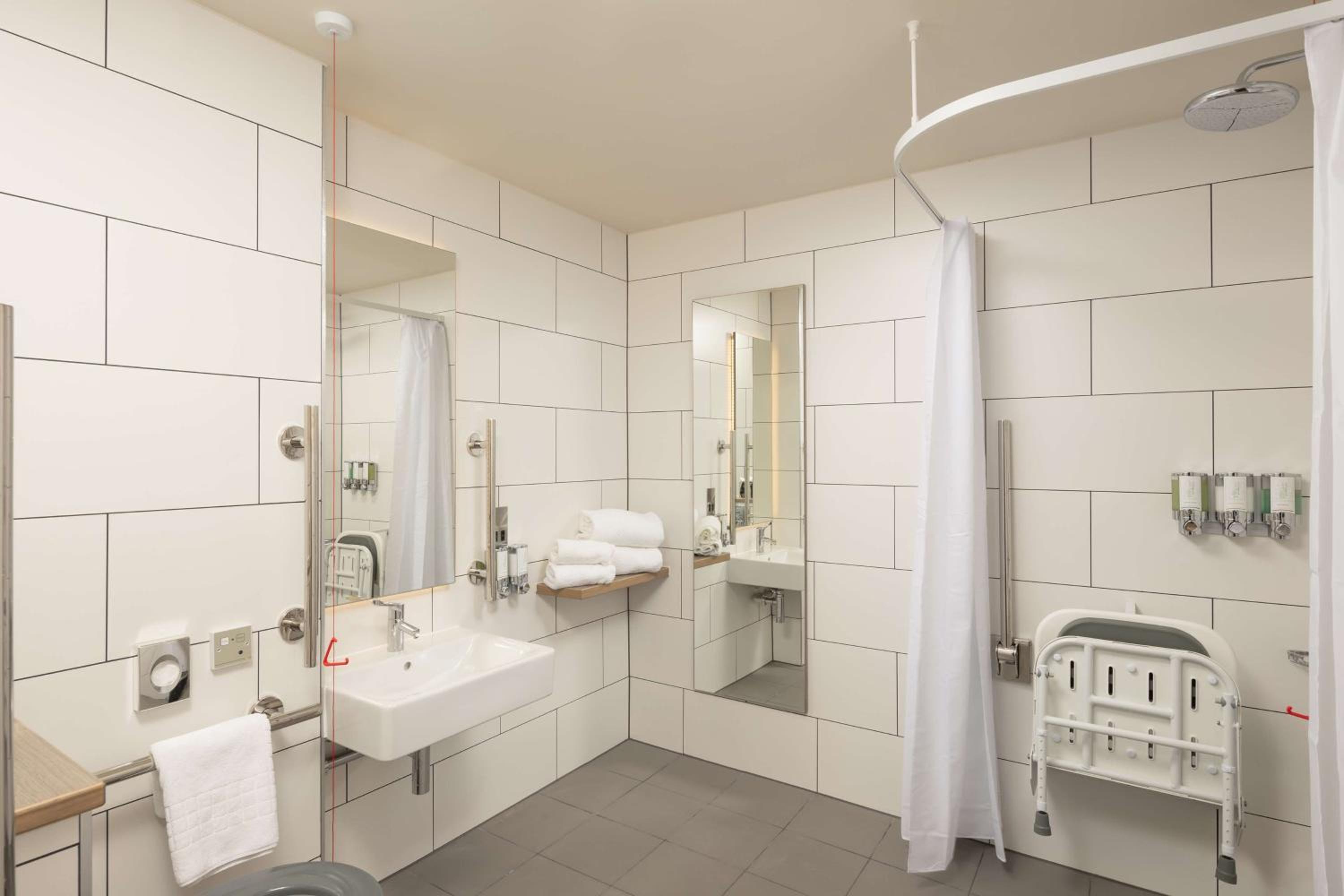 Queen Room - Accessible thumbnail 5