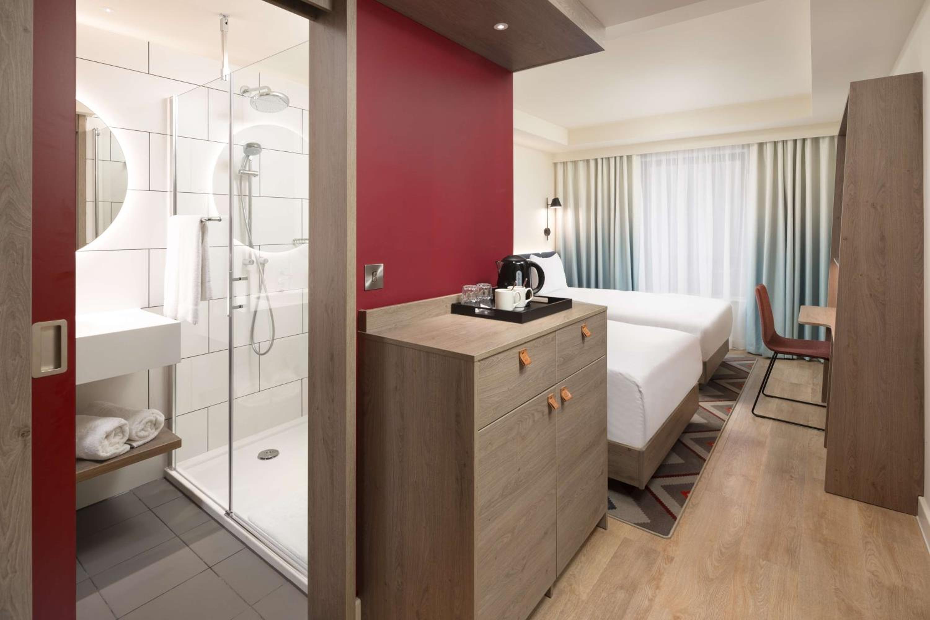 Queen Room - Accessible thumbnail 6