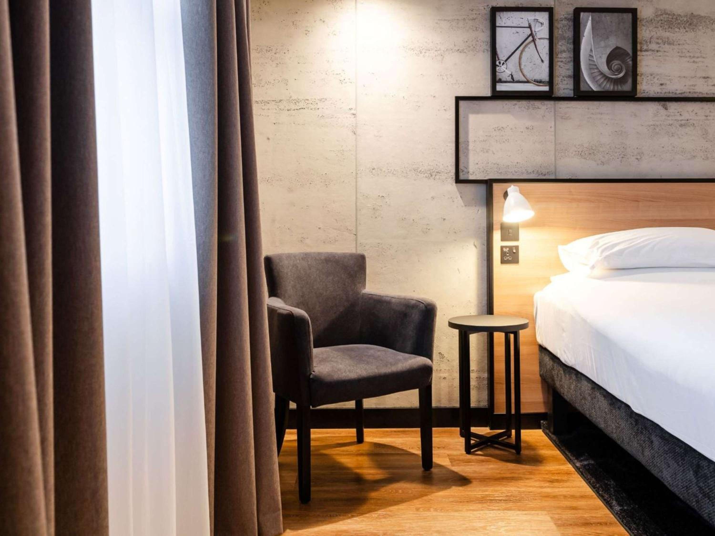 Accessible Twin Room - Photo 10