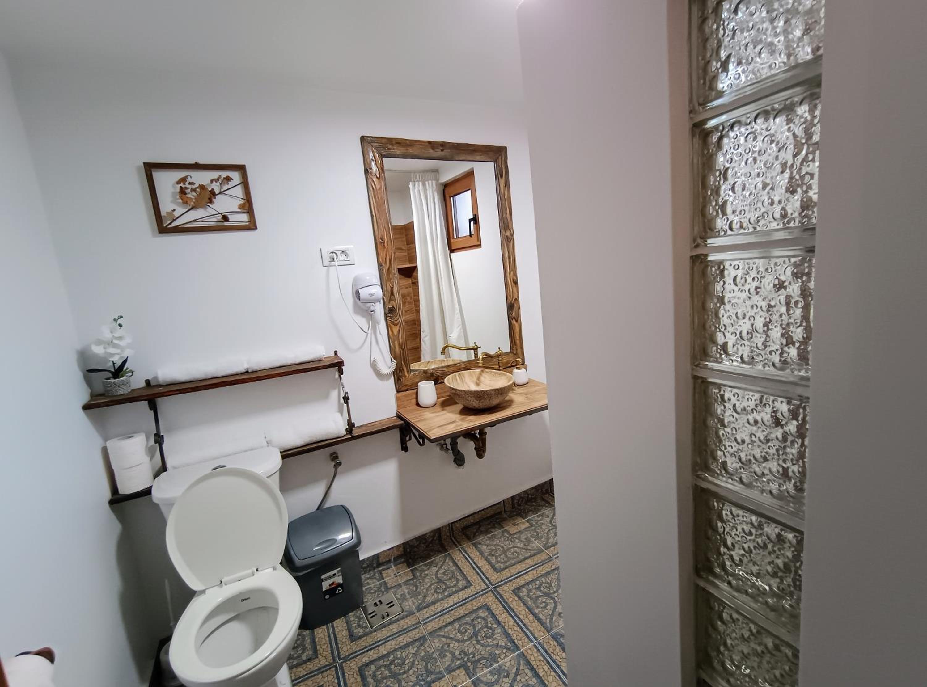 Double Room with Private Bathroom - Photo 15