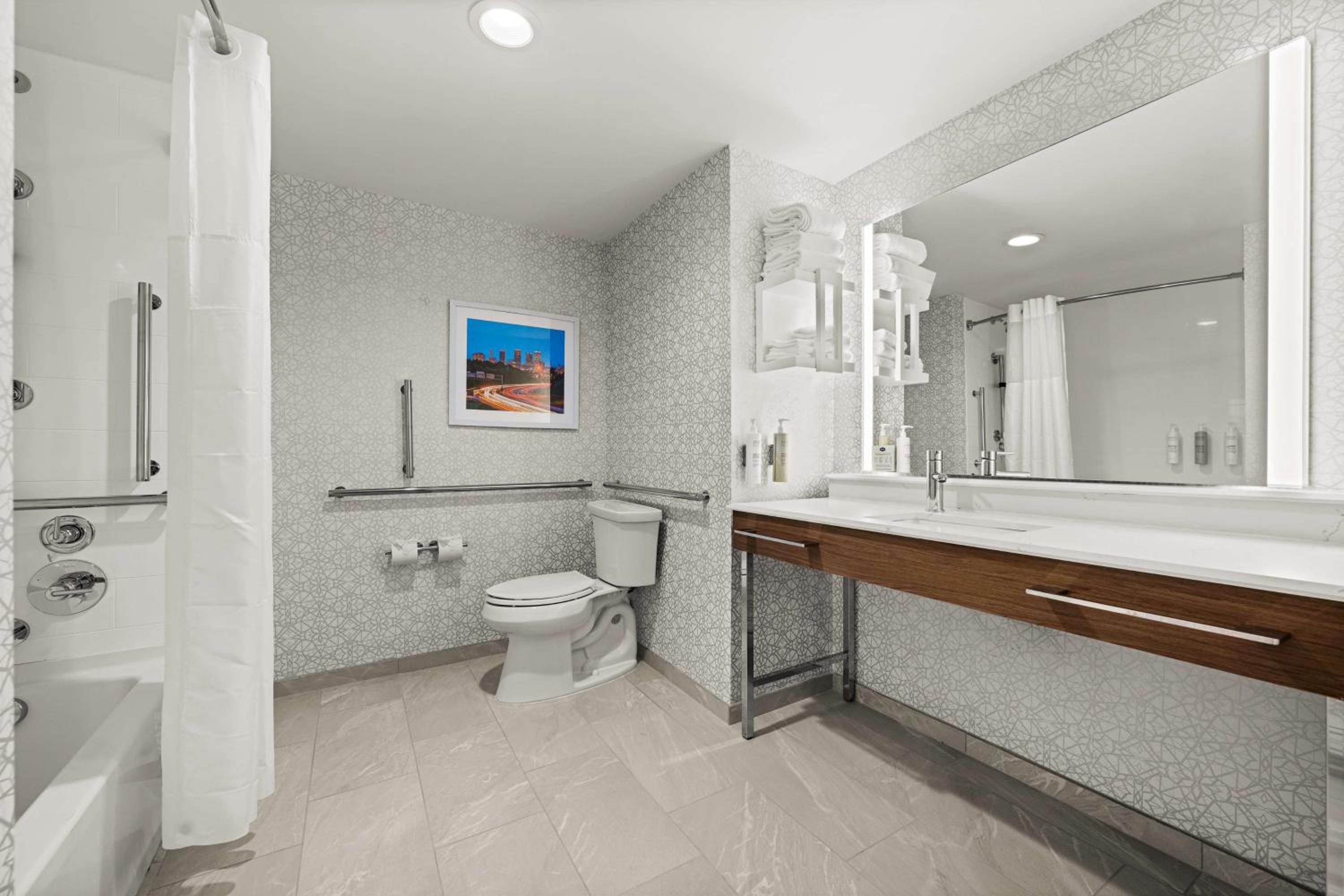 Queen Room with Two Queen Beds and Bath Tub - Mobility Access - Photo 3