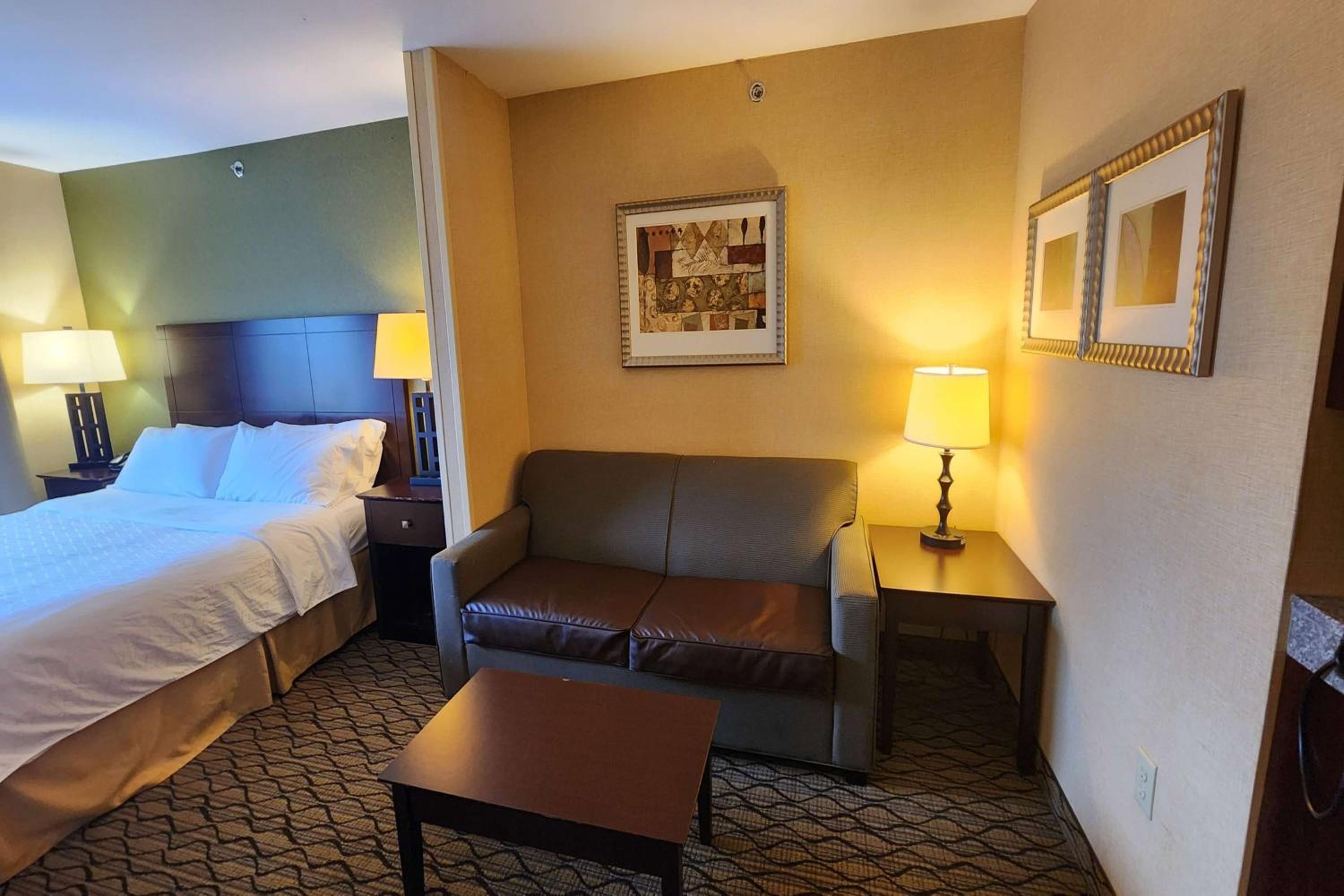 King Suite - Non-Smoking photo 2