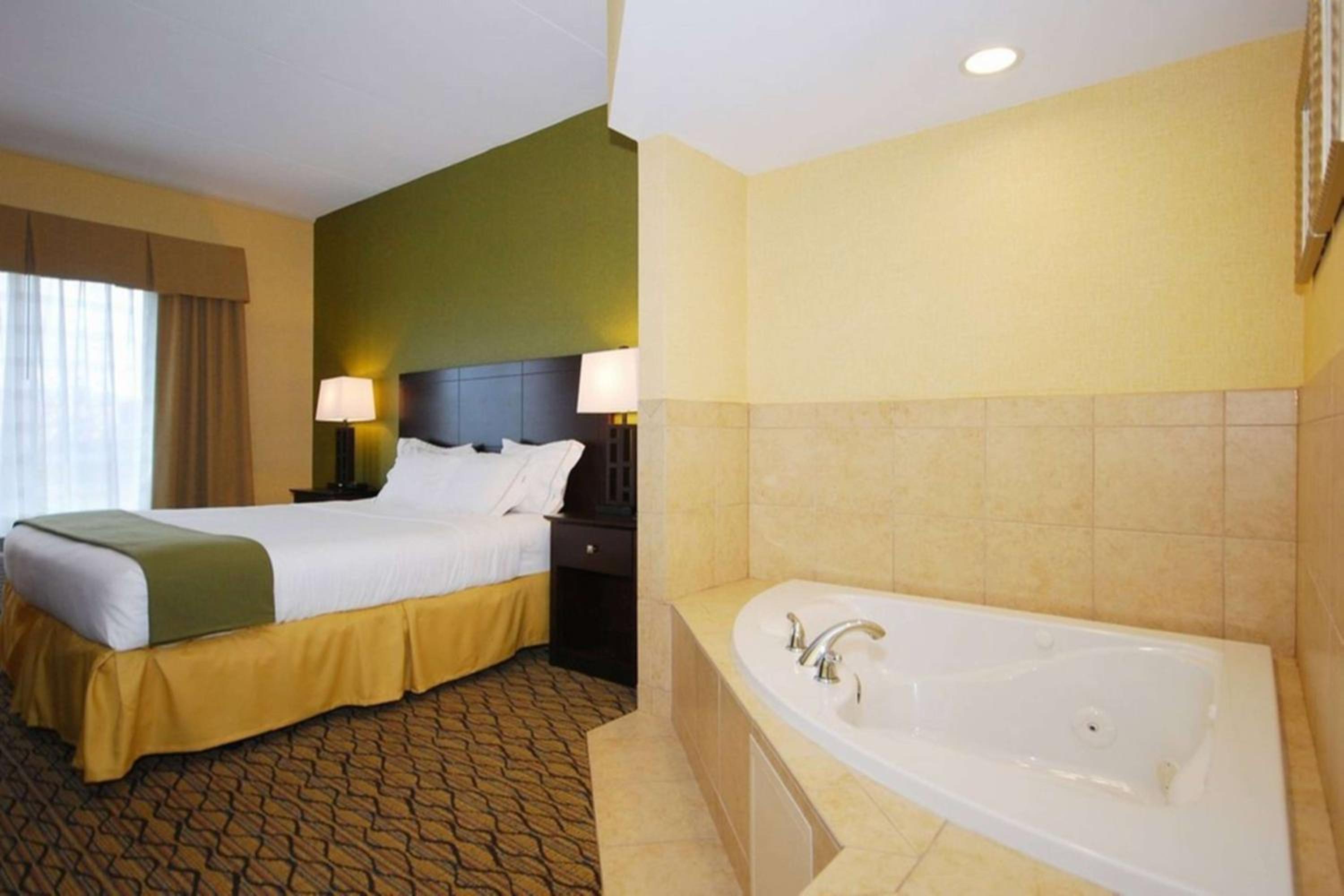 Deluxe King Suite - Non-Smoking photo 3