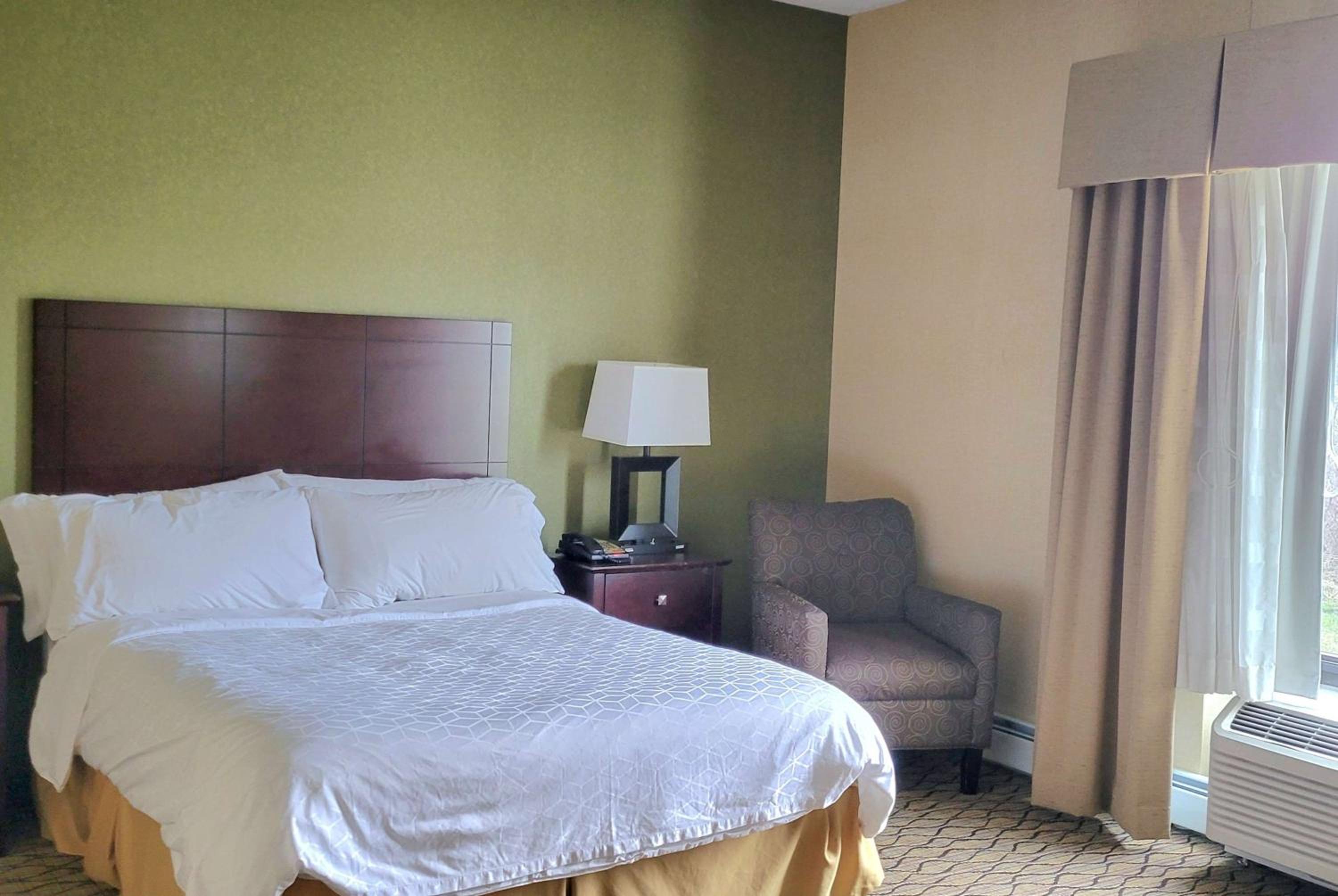 Queen Room with Roll-In Shower - Mobility/Hearing Accessible - Non-Smoking photo 3