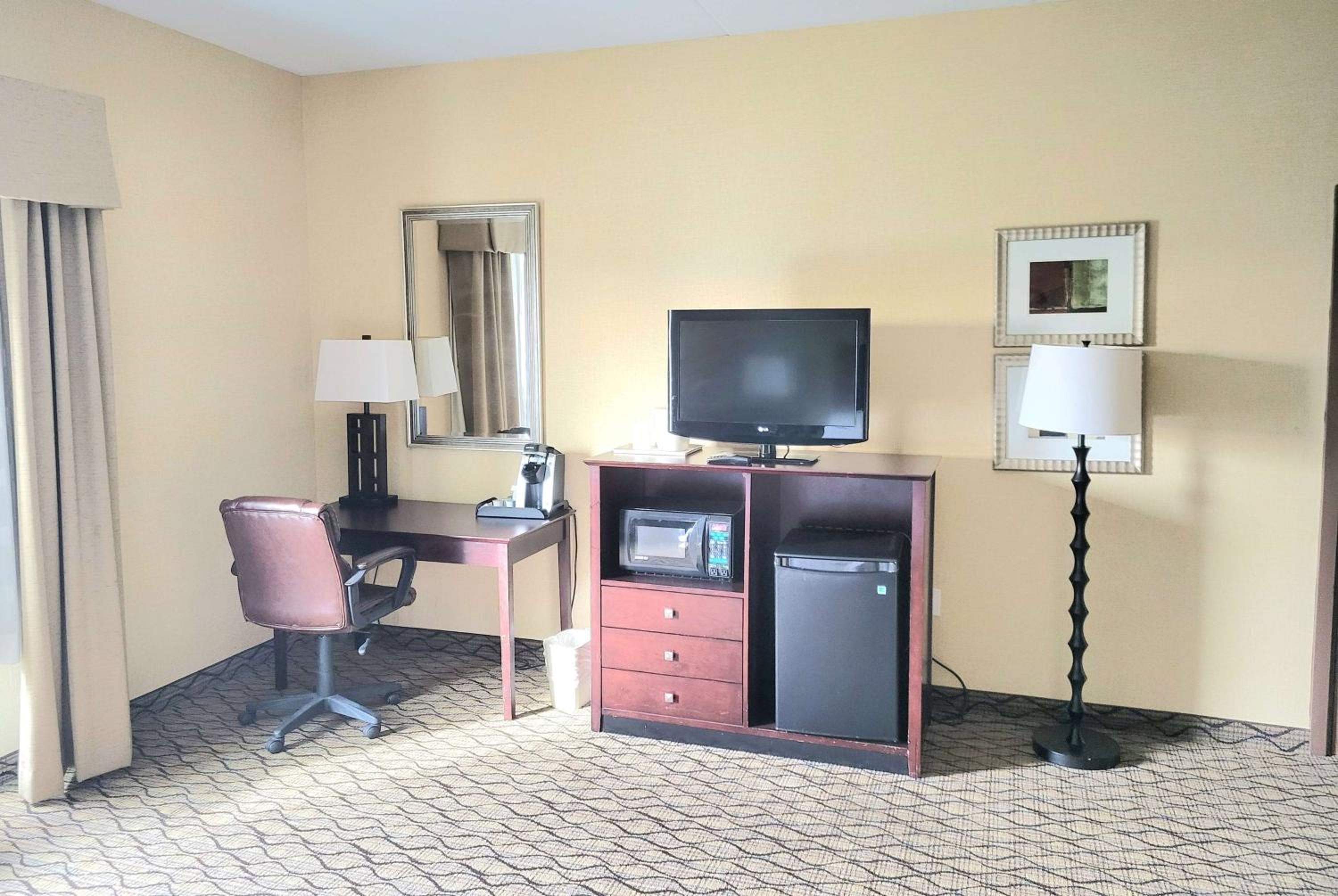 Queen Room with Roll-In Shower - Mobility/Hearing Accessible - Non-Smoking photo 2