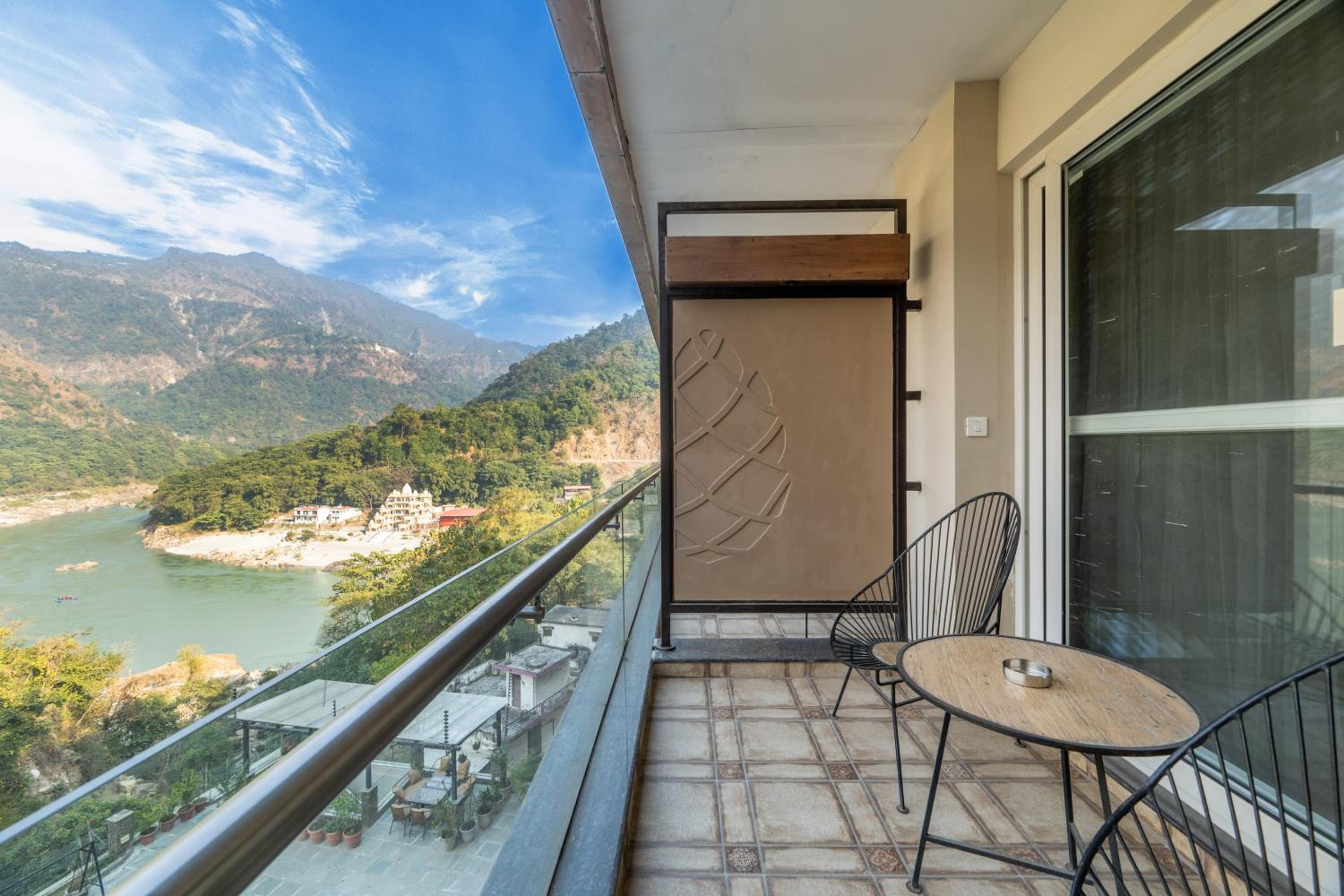 King Room with Balcony and Ganges View | Complimentary 1 session of 60 mins Yoga | Enjoy Aarti Ceremony photo 2