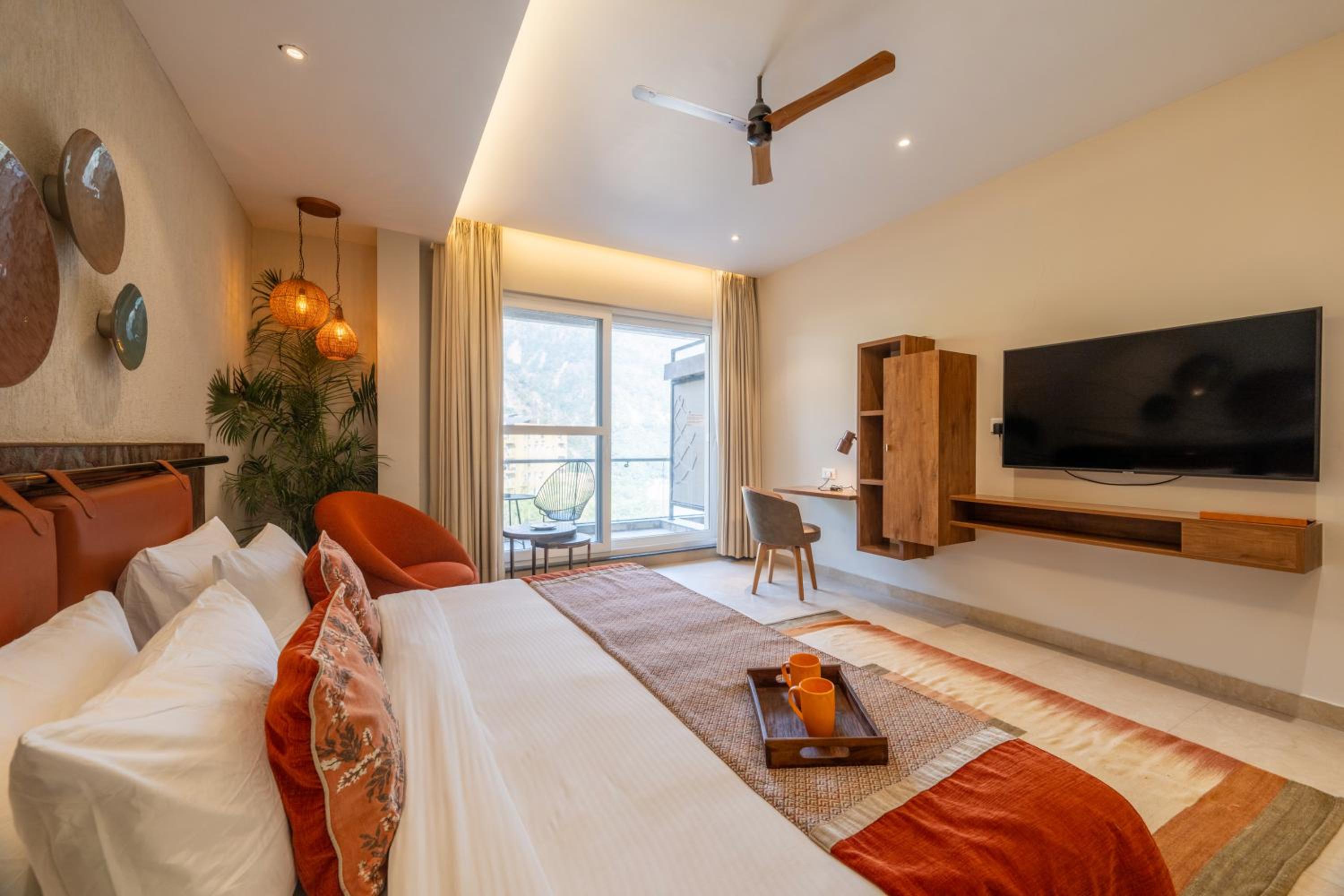 Junior Suite with Bathtub, Balcony and Ganges View  | 10% Discount on Spa, Food and Beverages photo 3