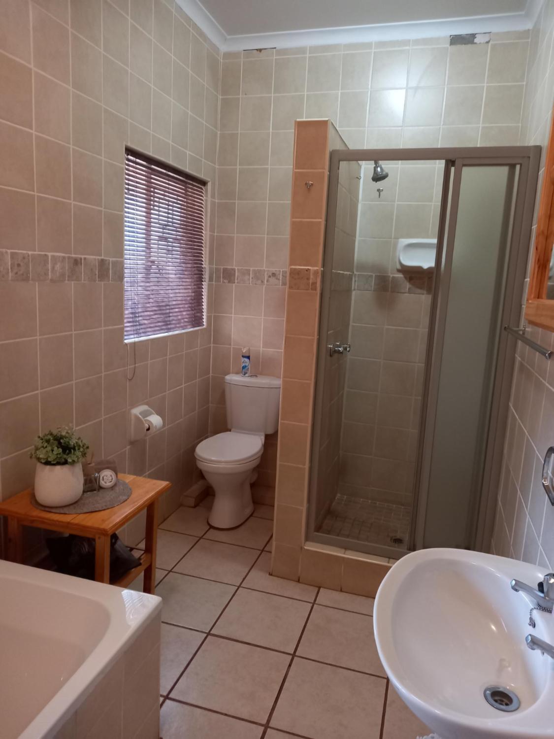 Double Room with Private Bathroom - Photo 8