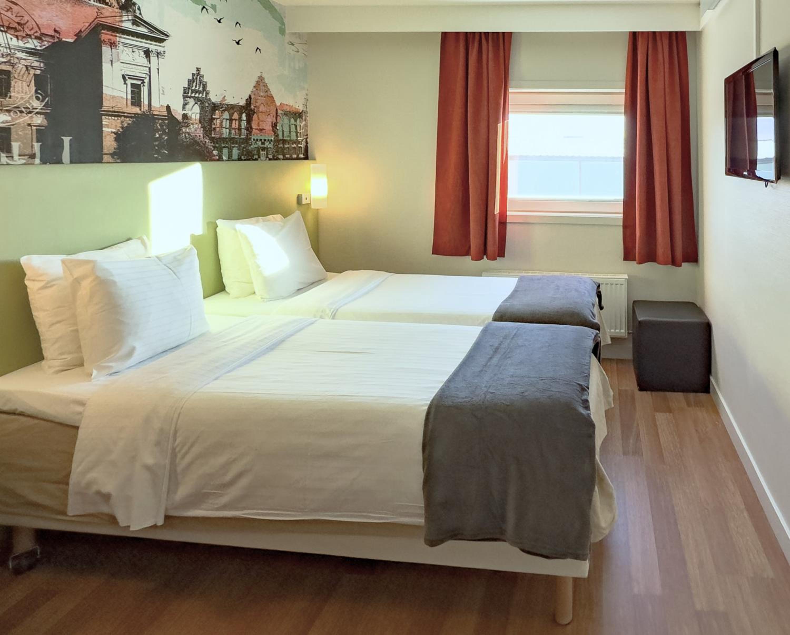 Standard Twin Room - Photo 13