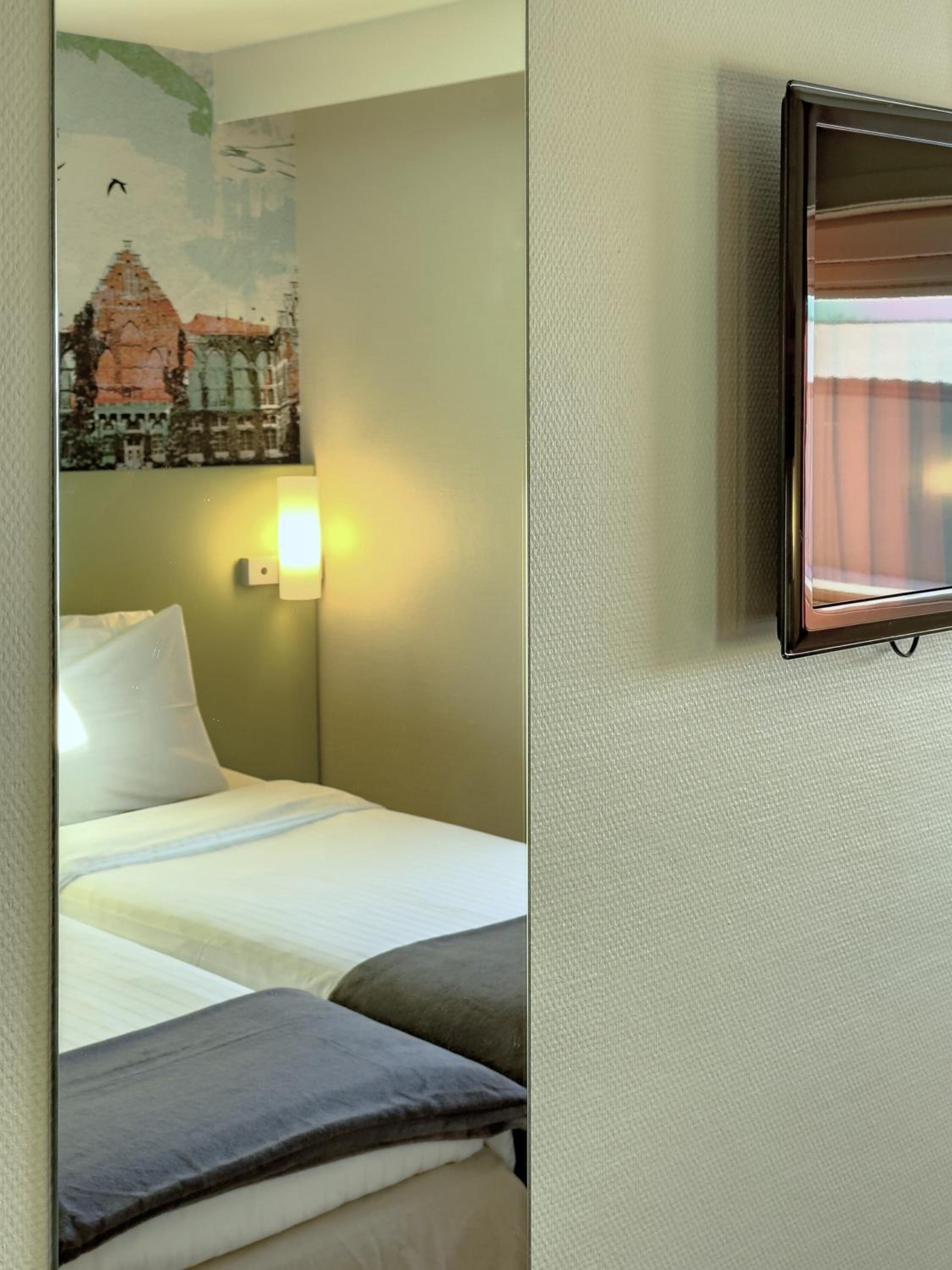 Standard Twin Room - Photo 16