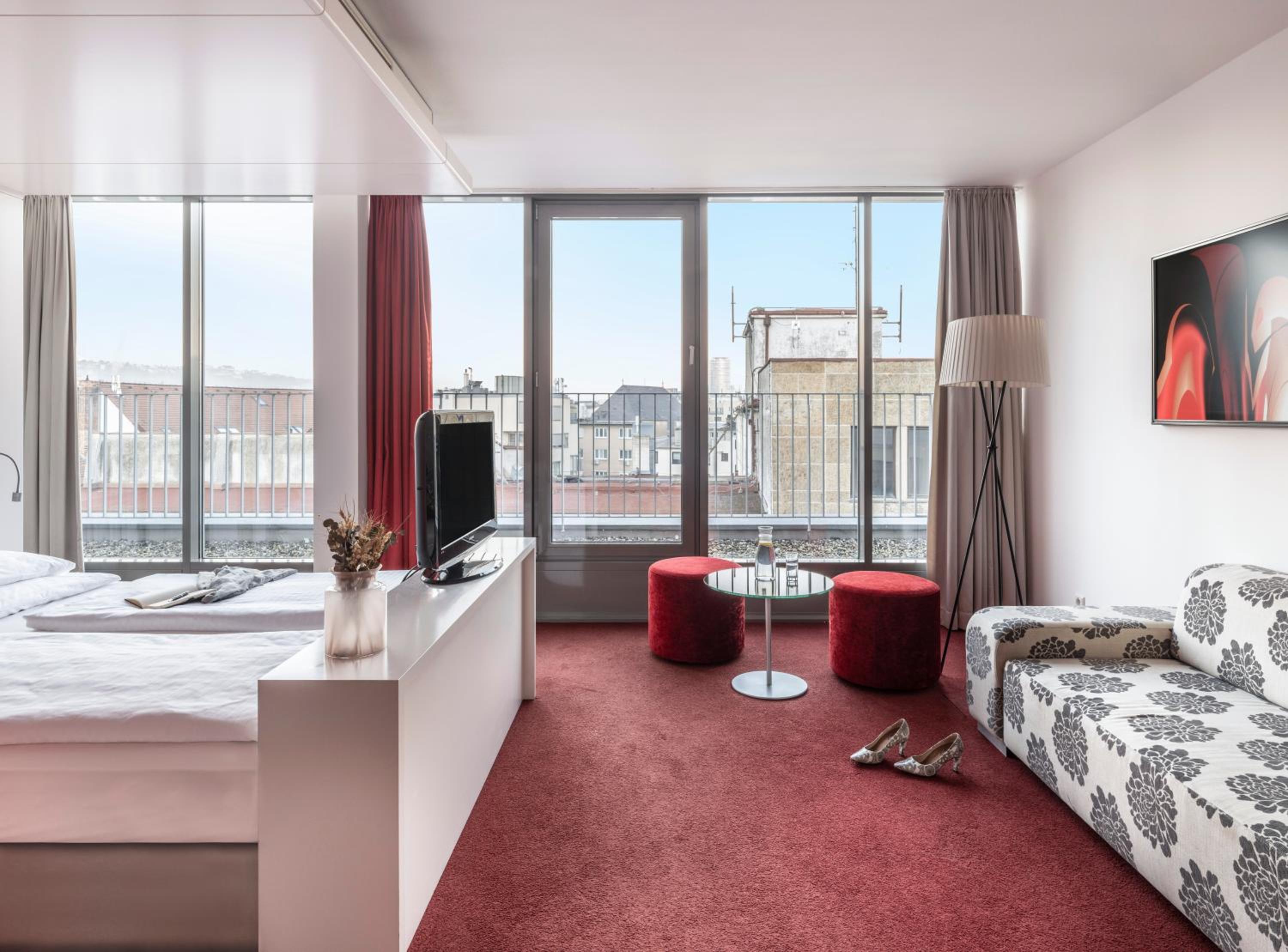 Junior Suite (with access to Rooftop Lounge) - Photo 1
