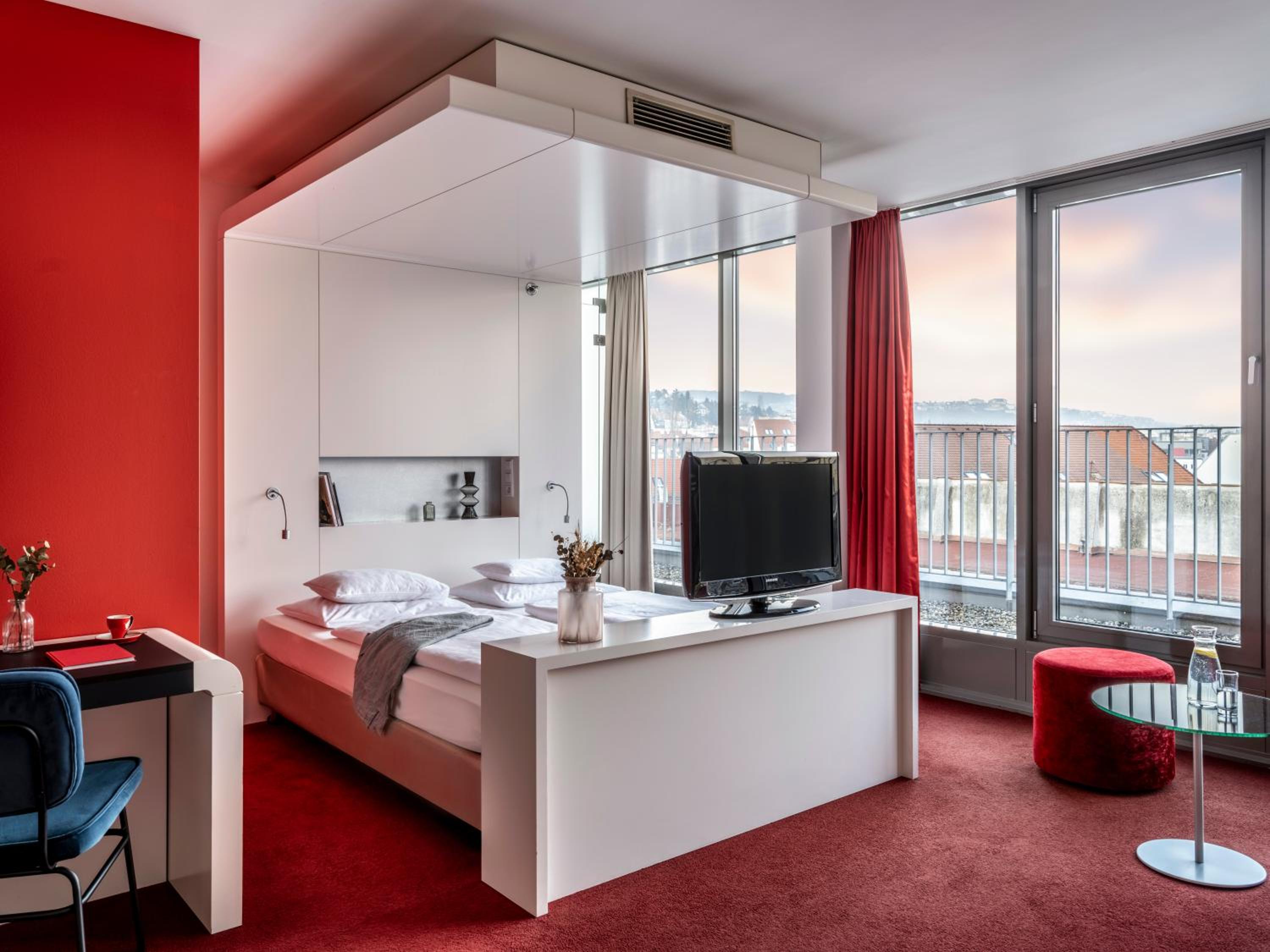Junior Suite (with access to Rooftop Lounge) - Photo 2
