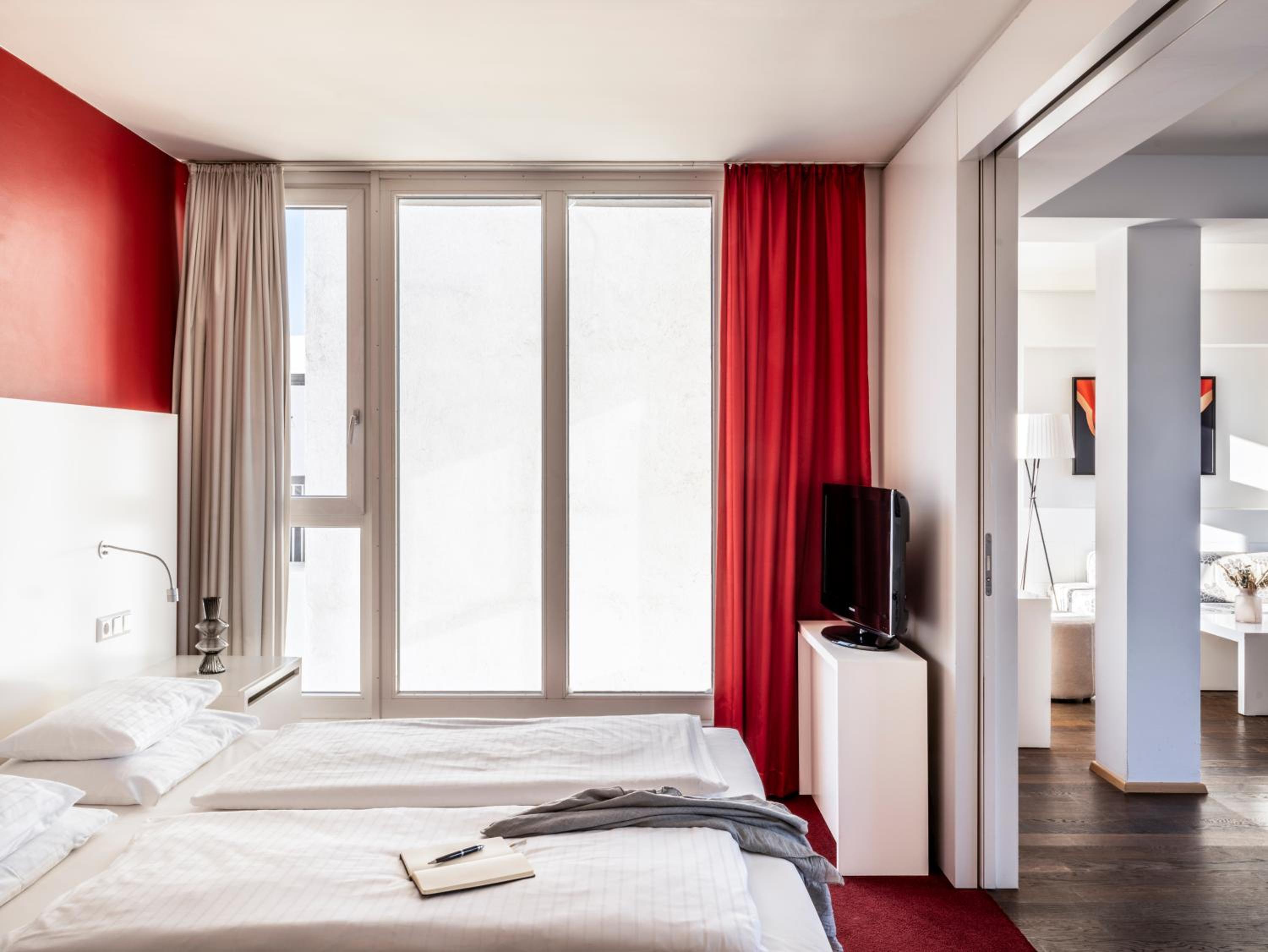 Senior Suite (with access to Rooftop Lounge) - Photo 2