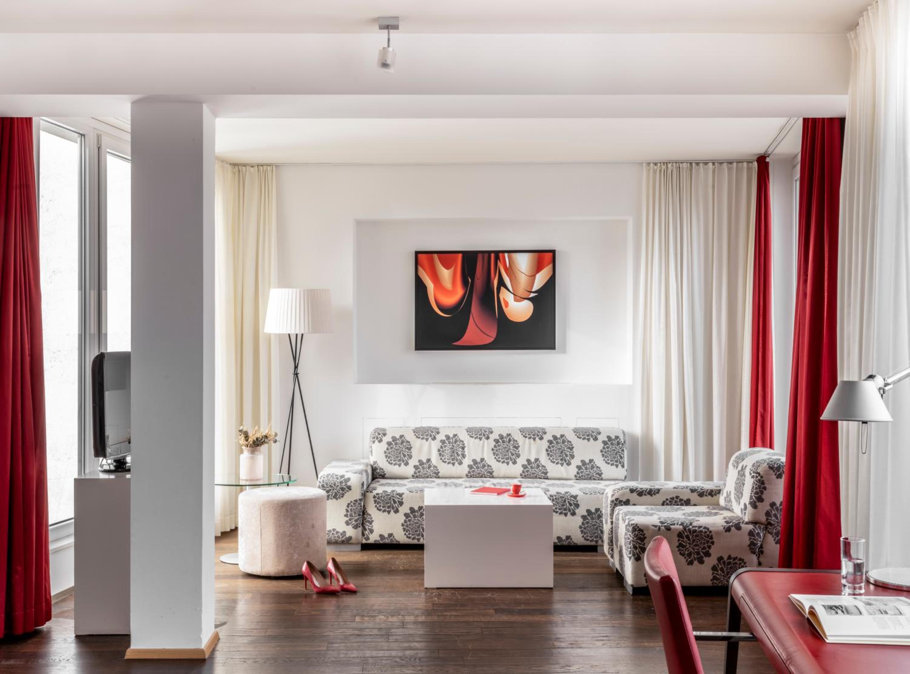 Senior Suite (with access to Rooftop Lounge) - Photo 1
