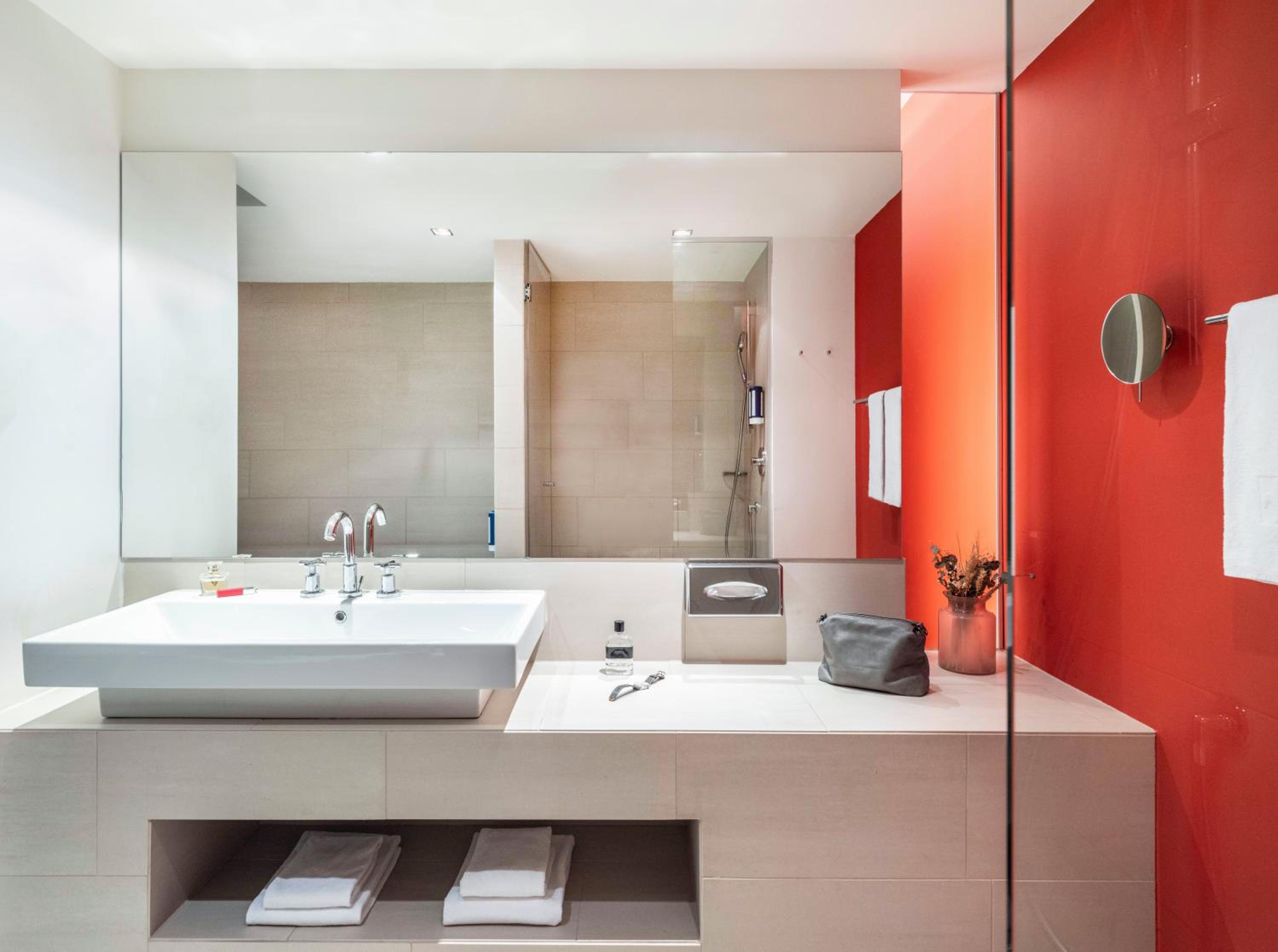 Senior Suite (with access to Rooftop Lounge) - Photo 3