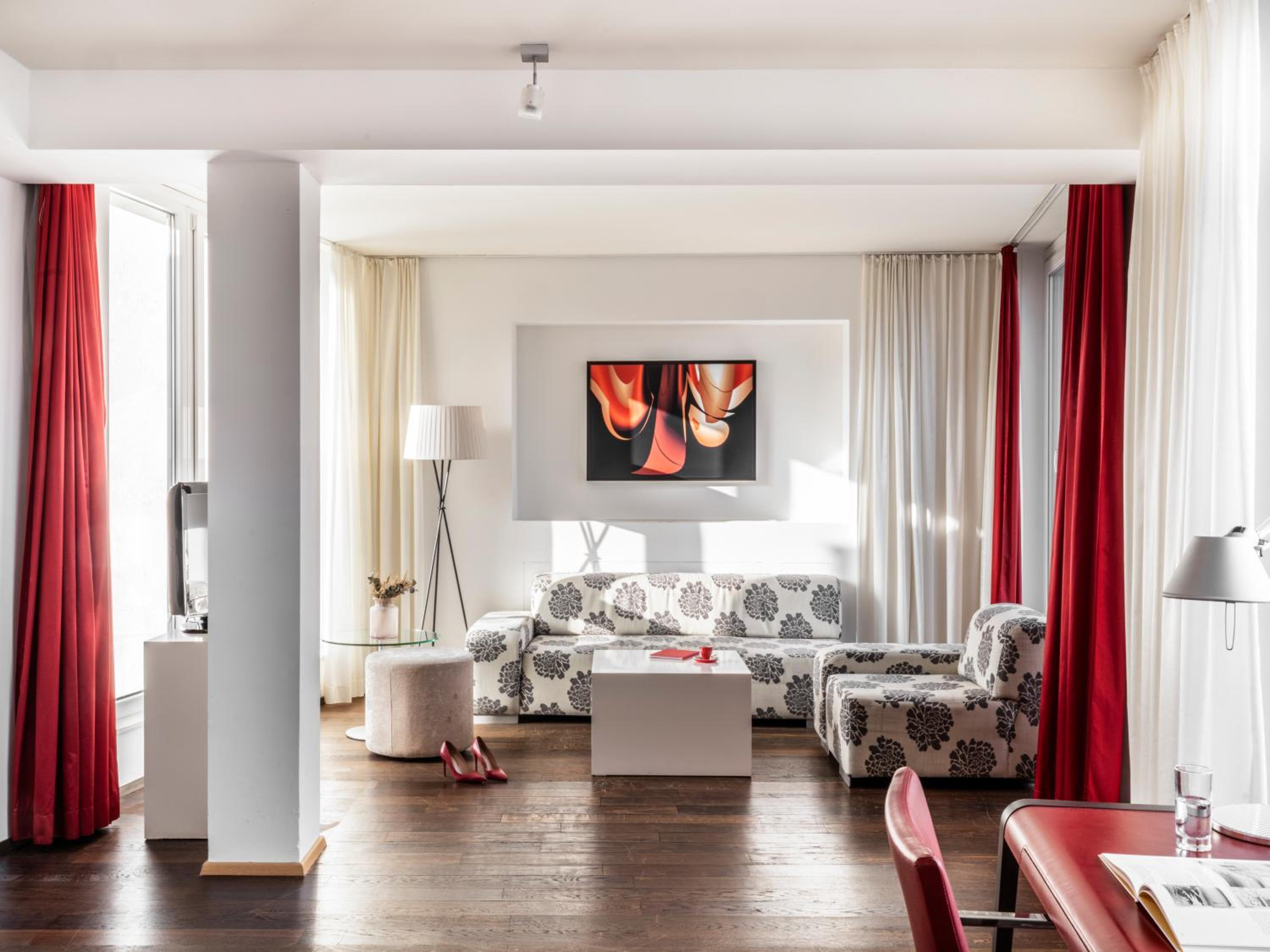 Senior Suite (with access to Rooftop Lounge) - Photo 11