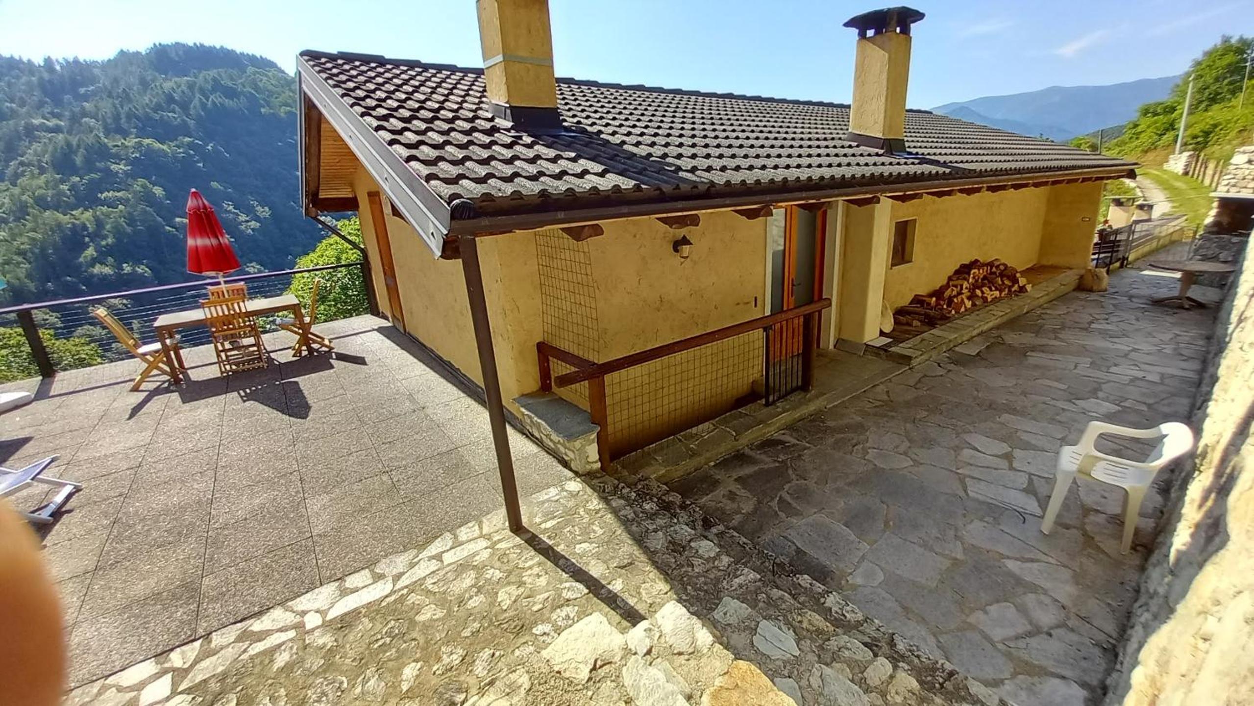 One-Bedroom Apartment with Balcony and Mountain View   photo 3