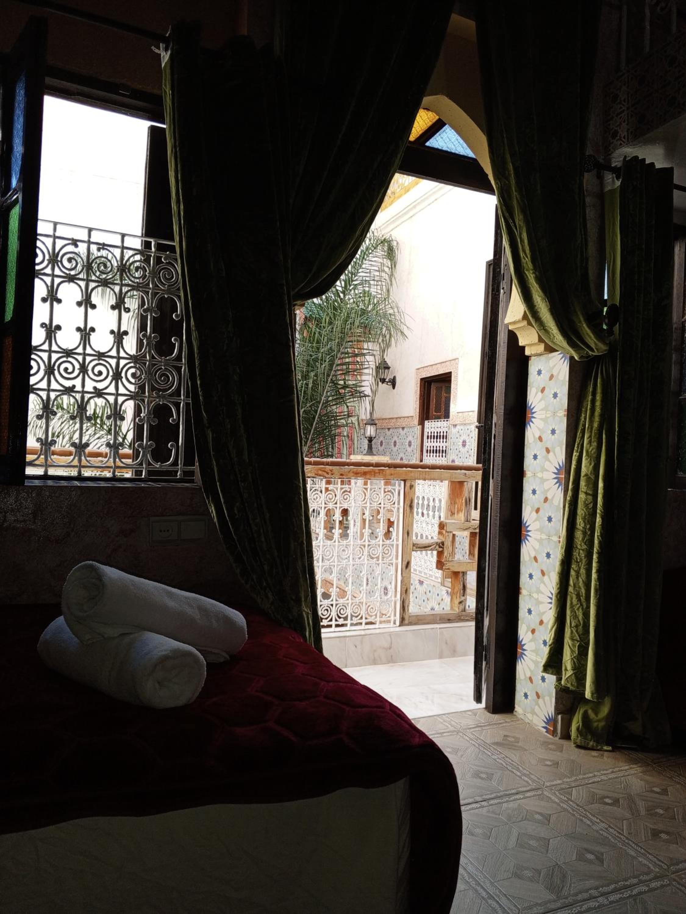 Quadruple Room with Bathroom - Photo 2