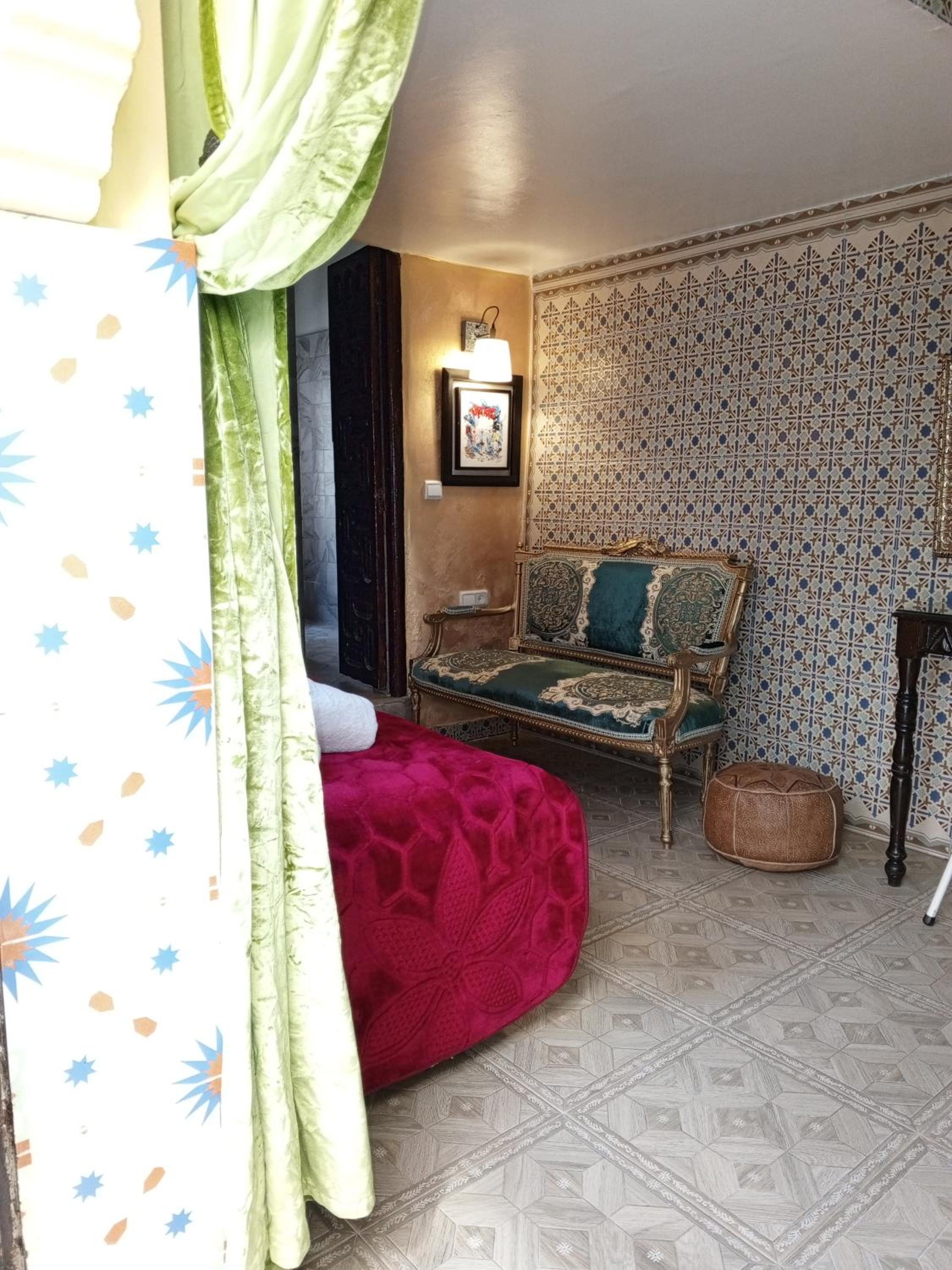 Quadruple Room with Bathroom - Photo 10