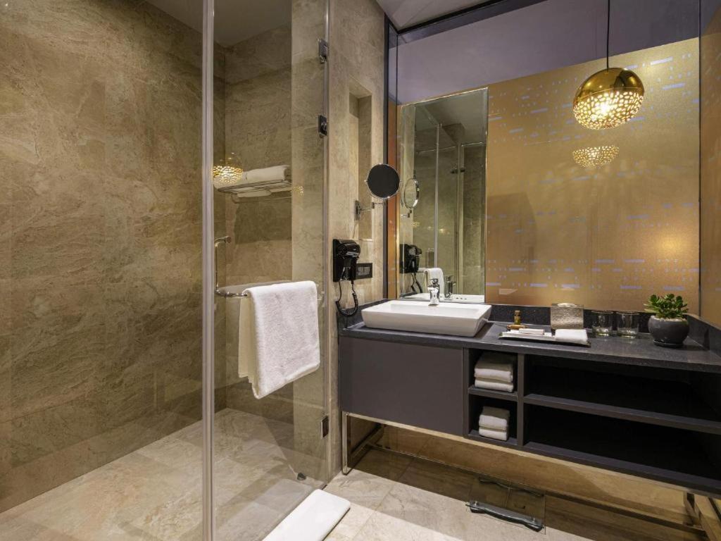 Day Use Room – Deluxe- (6 hour Package between 9 Am and 6 Pm) Mandatory Check-out at 6pm, Multiple days stay not allowed