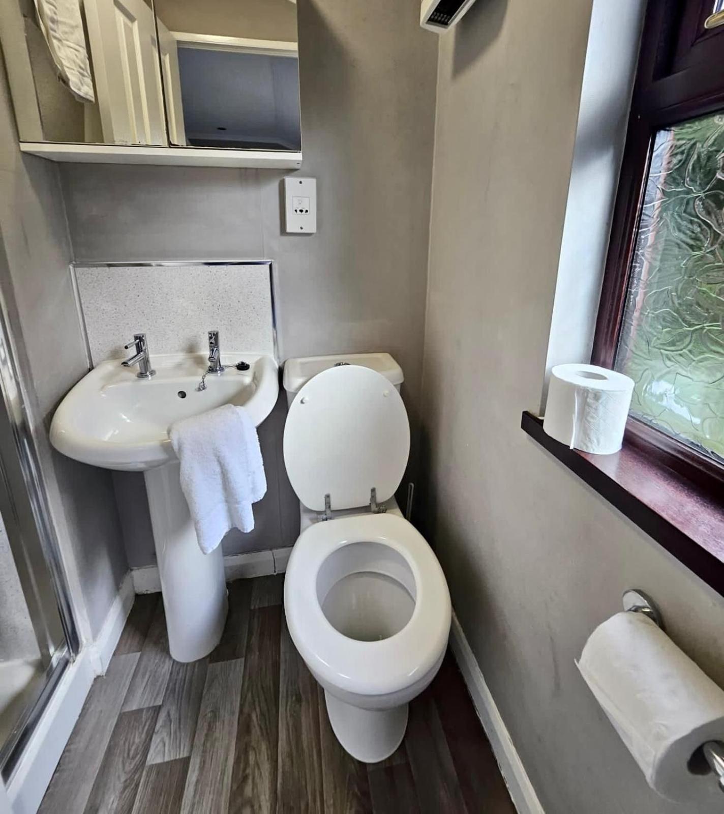 Three-Bedroom House 1 photo 2