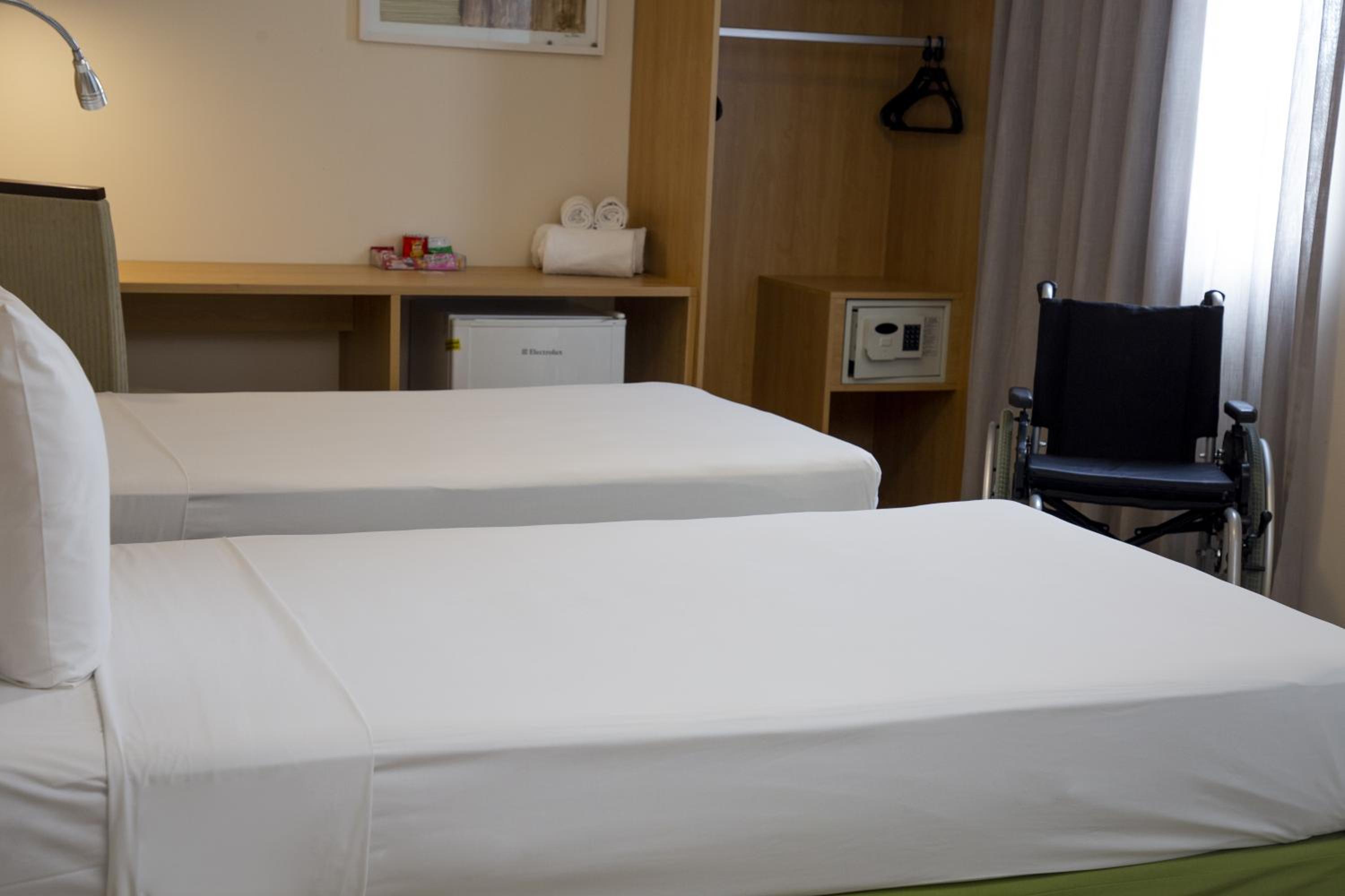Adapted Standard Twin Room photo 3