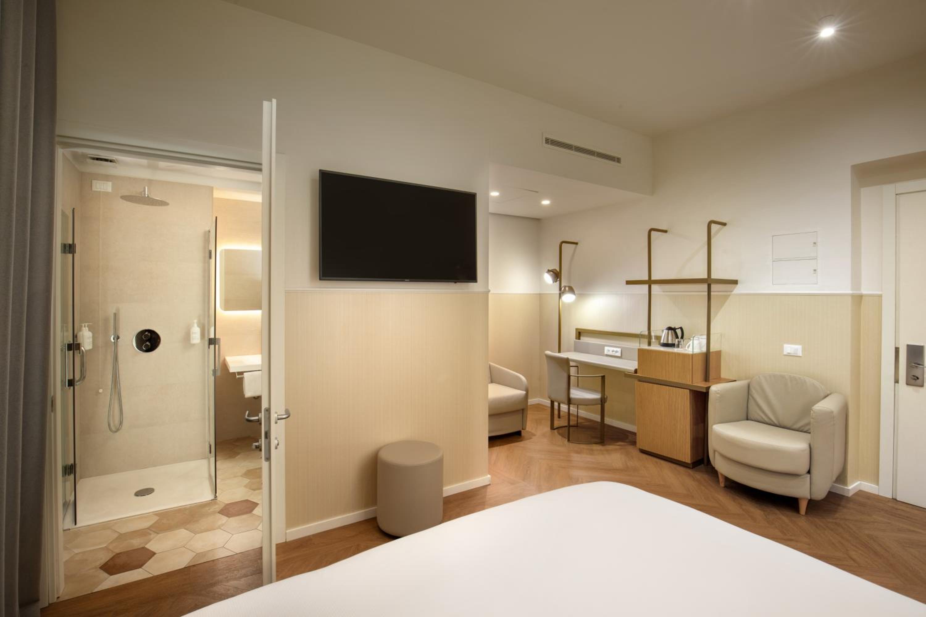 Superior King Room with Chair Bed - Disability Access