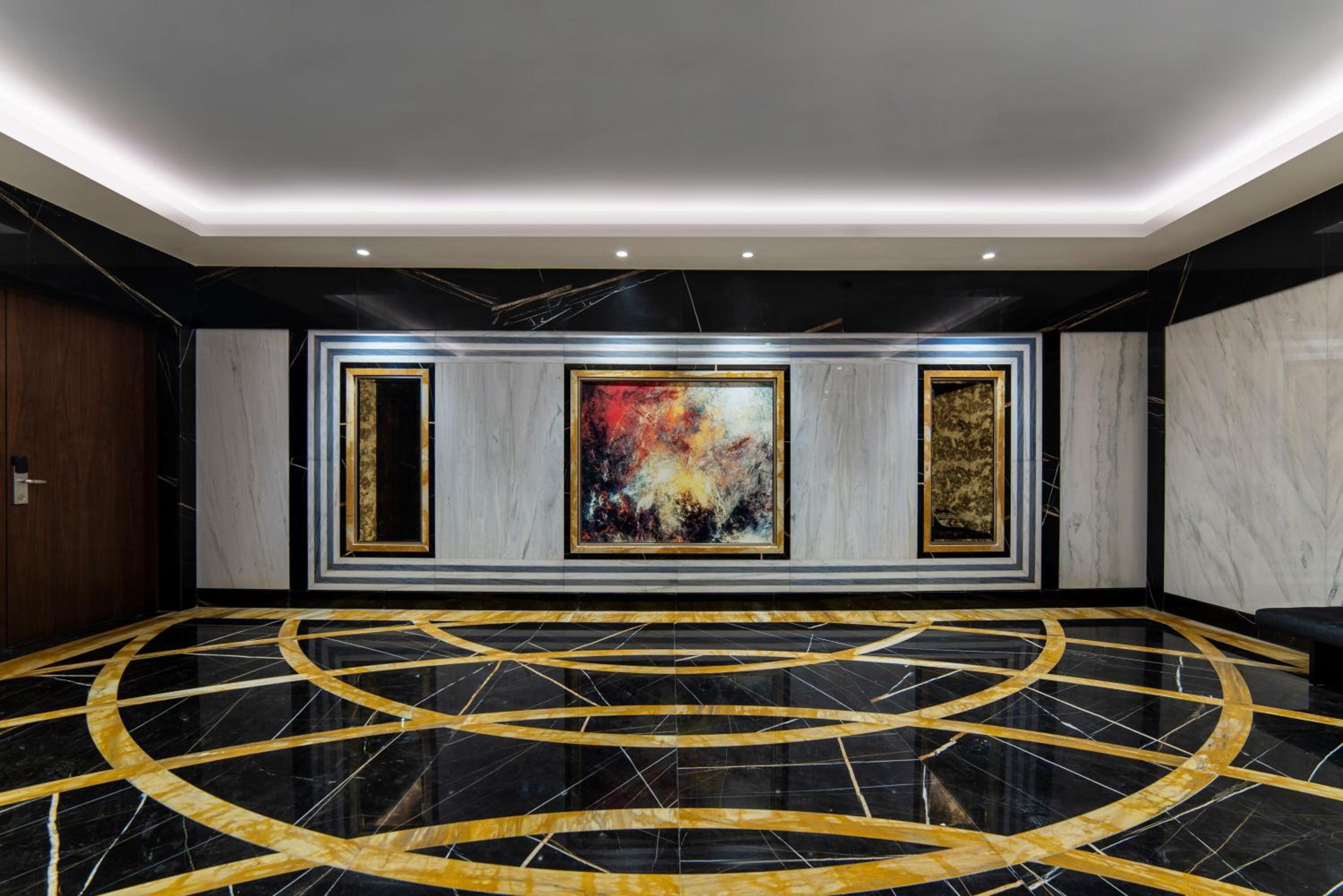 Royal Penthouse Suite - Photo 10