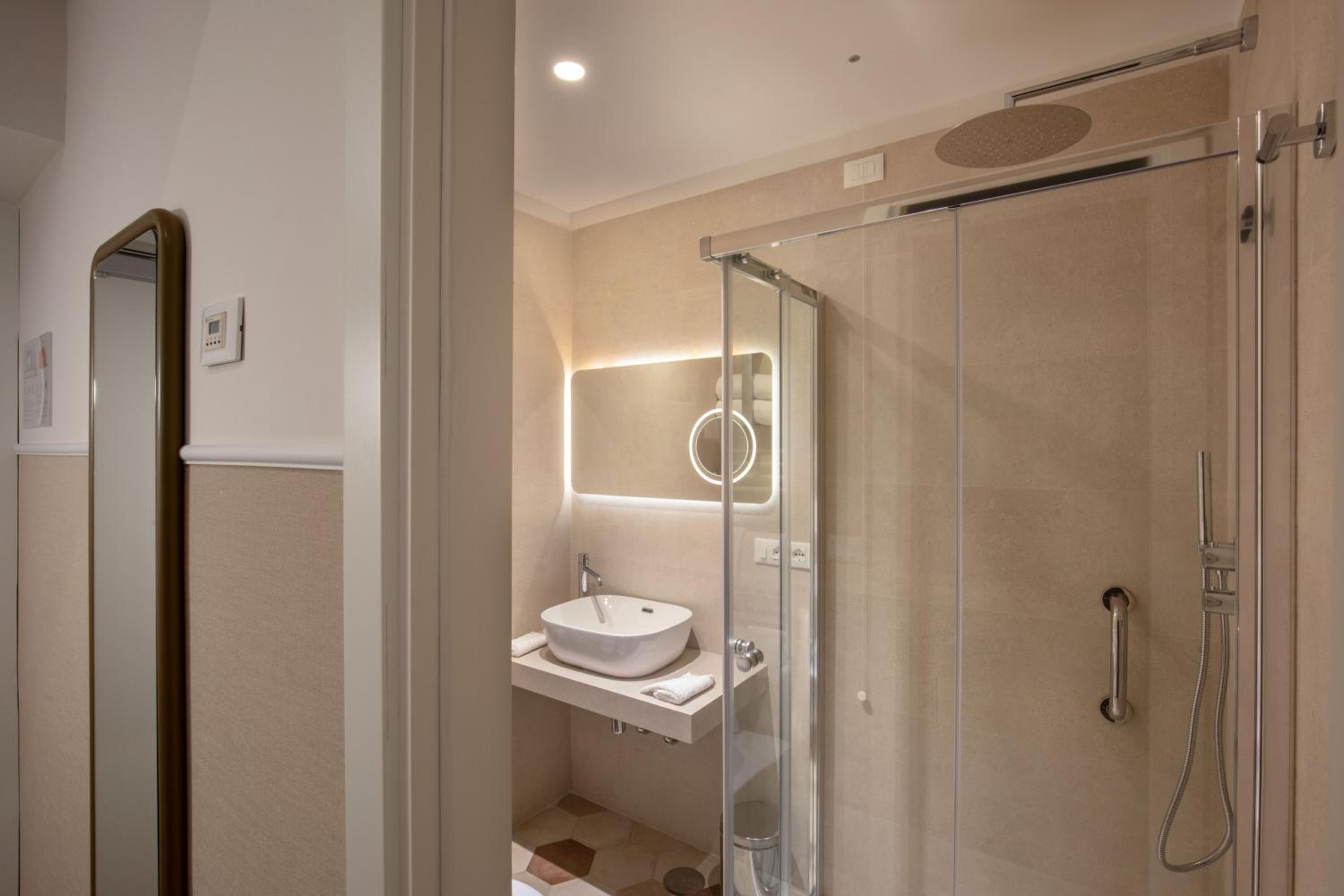 Premium King Room with View thumbnail 5