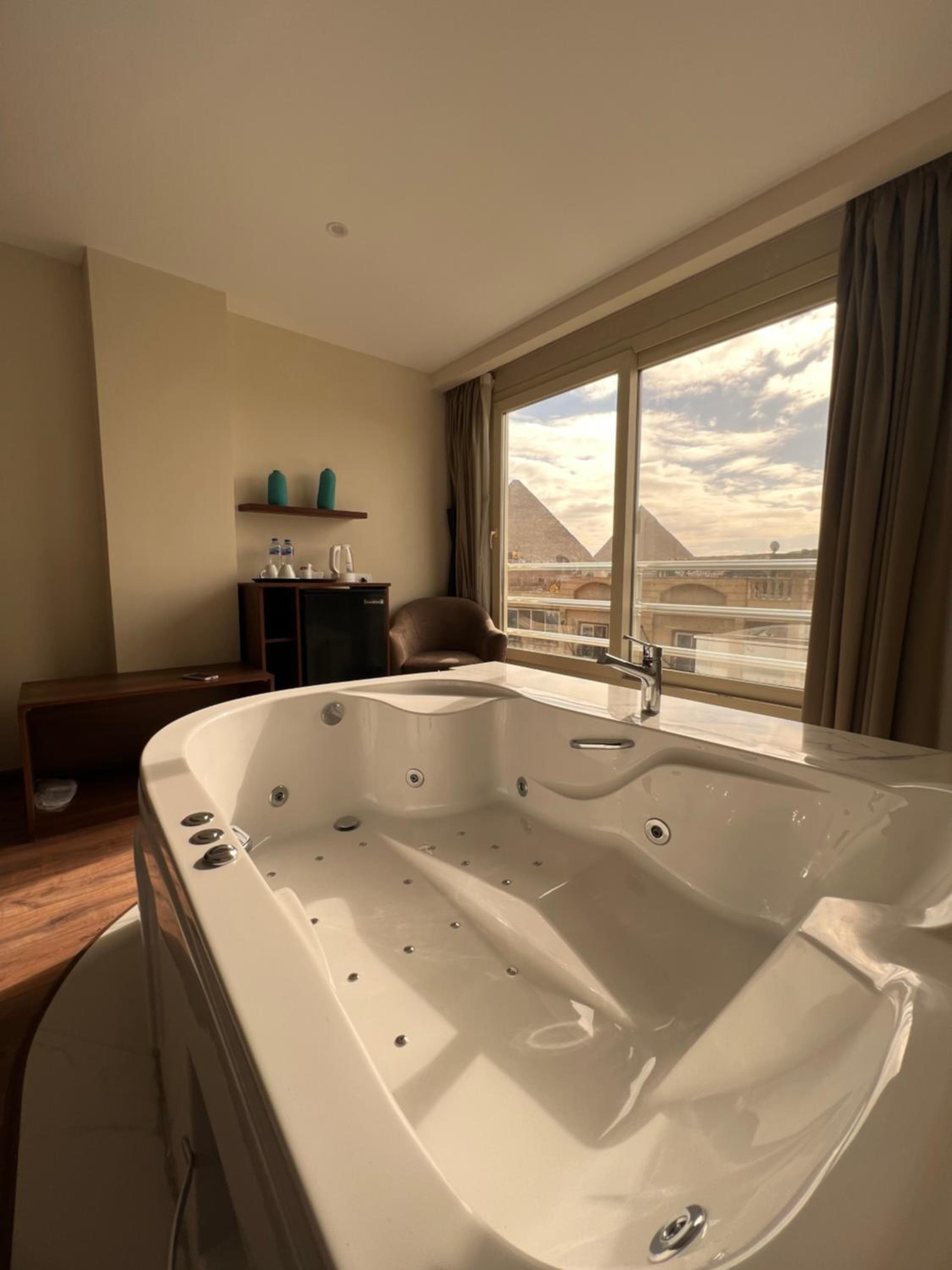 Deluxe Pyramids View Room with Jacuzzi