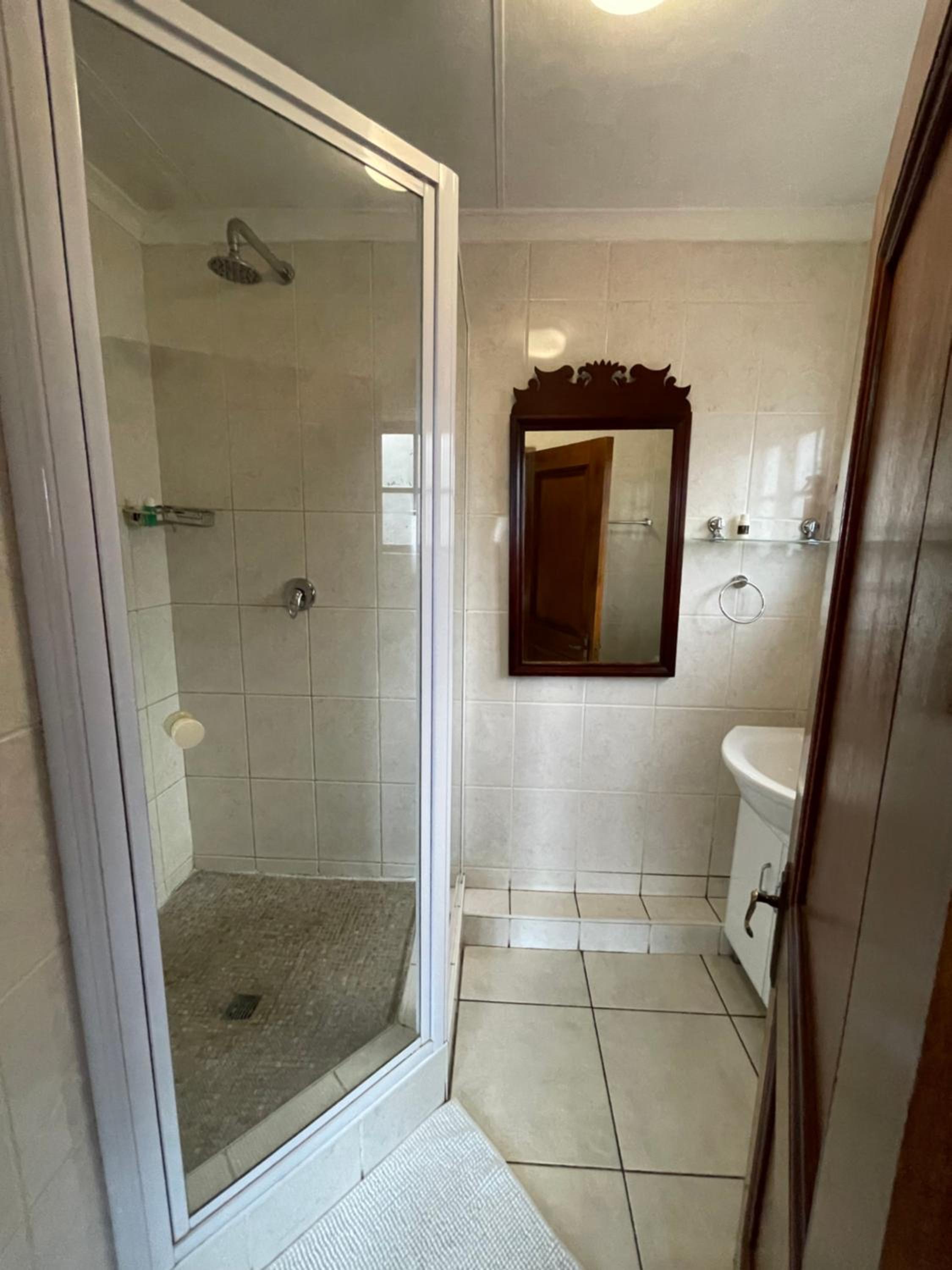 Deluxe Double Room with Shower photo 3