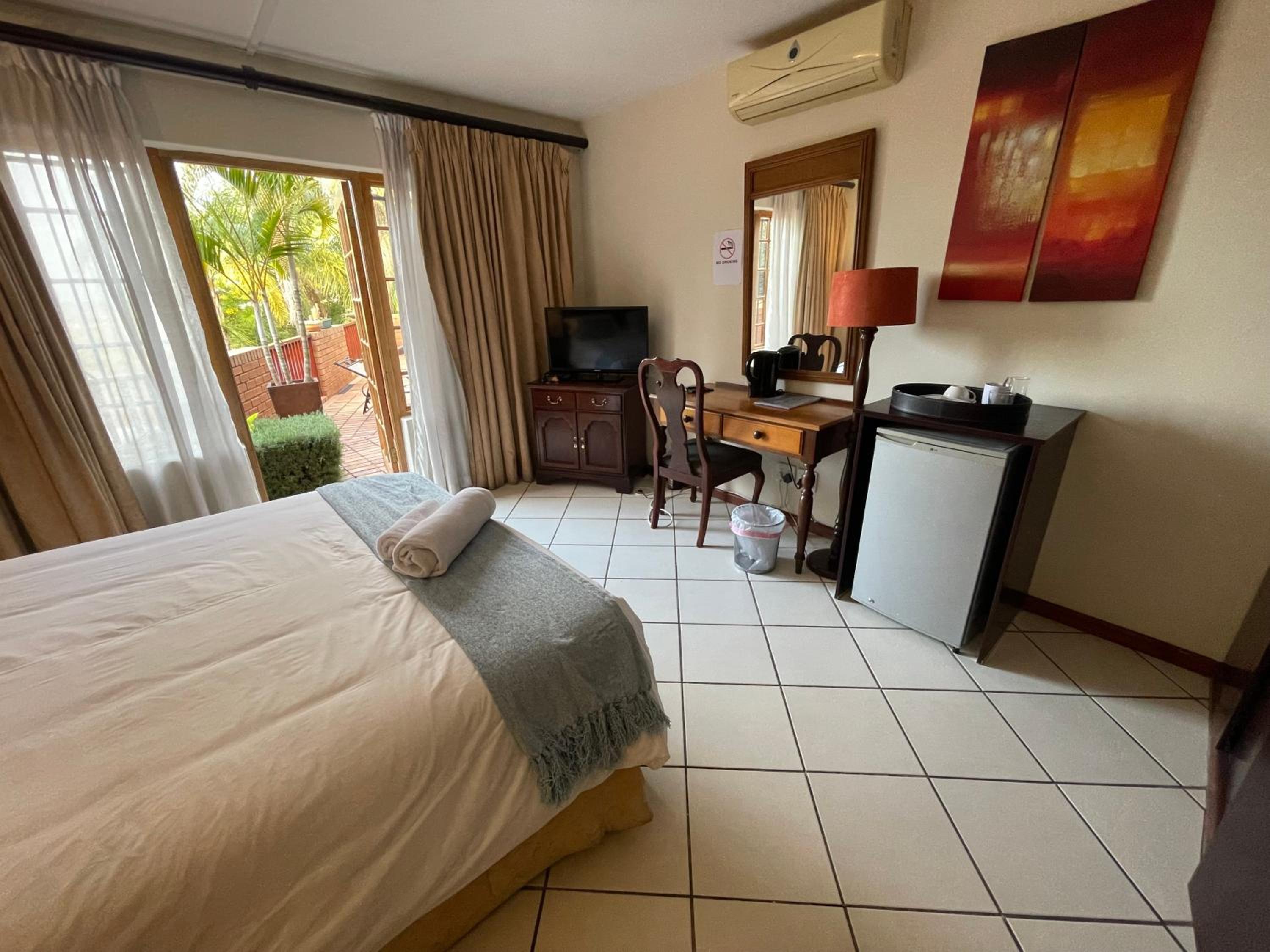 Double Room with Pool View photo 2
