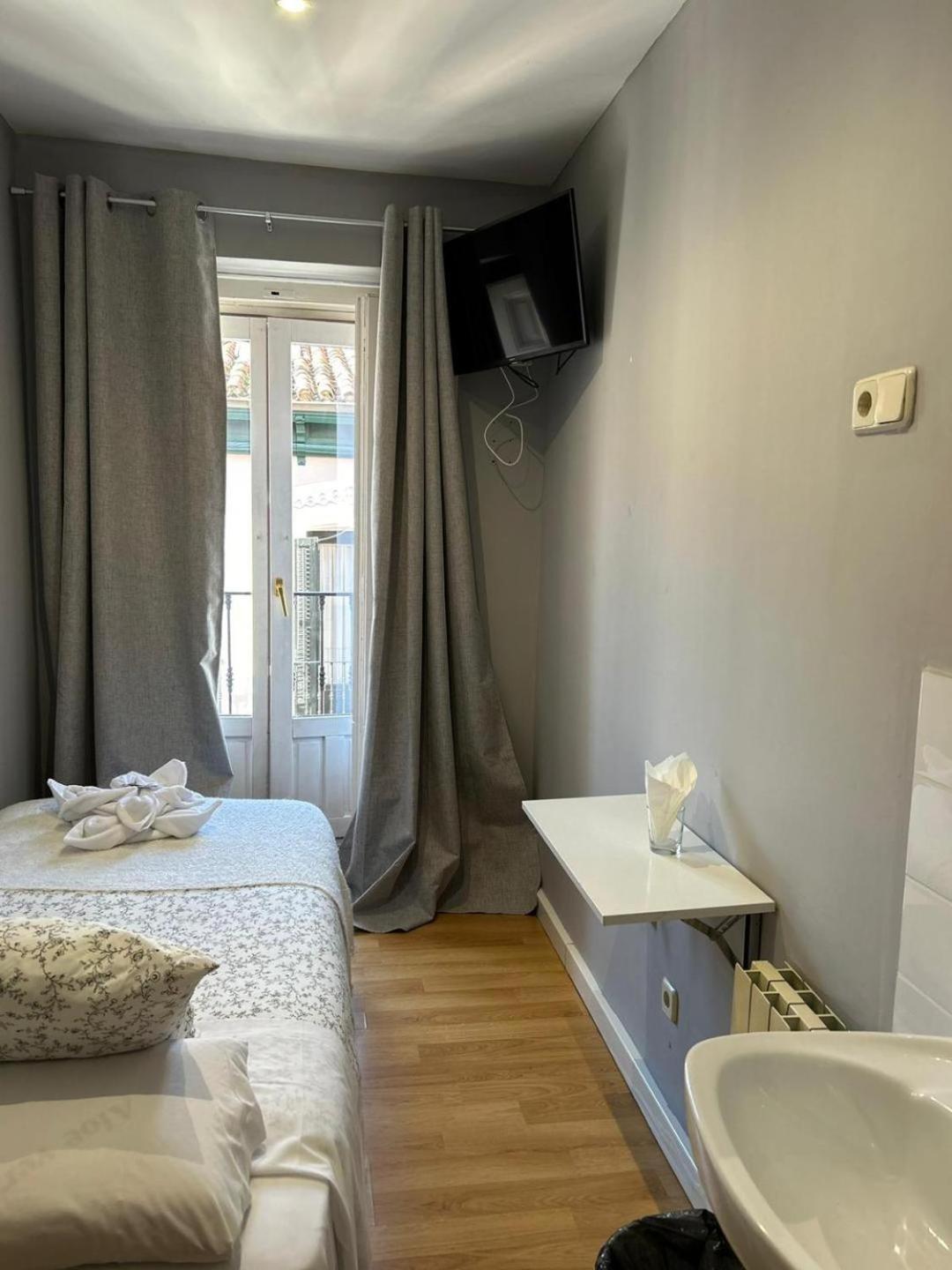 Single Room with Shared Bathroom photo 2