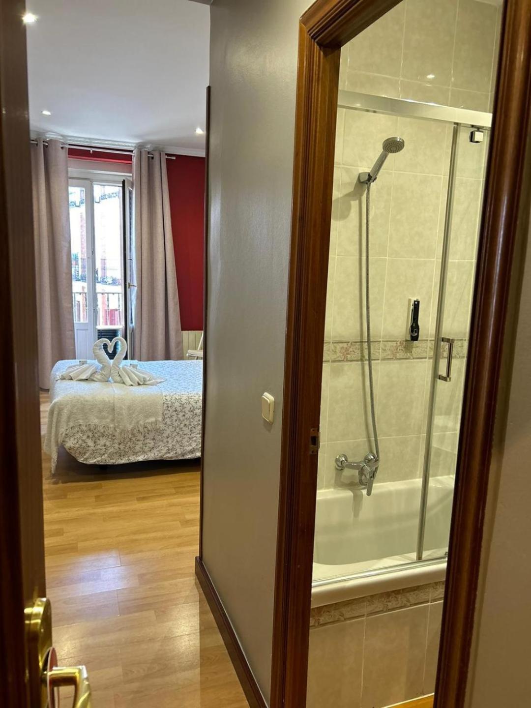 Double Room with Private Bathroom - Photo 24