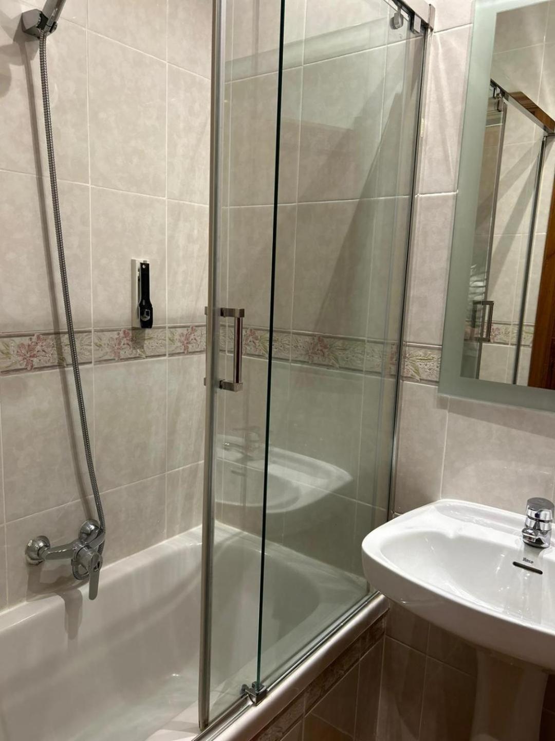 Double Room with Private Bathroom - Photo 3