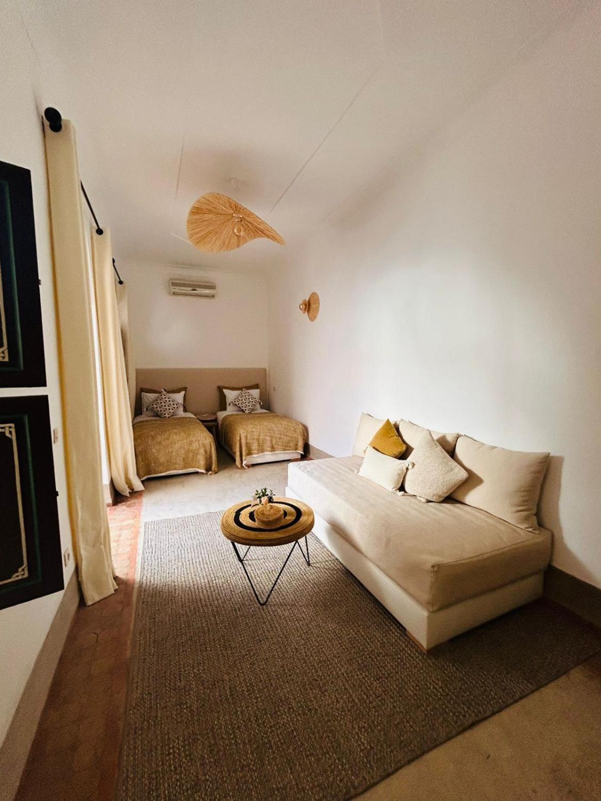 Five-Bedroom House - Photo 4