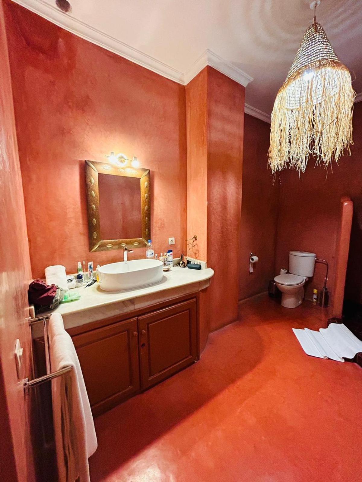 Five-Bedroom House - Photo 2