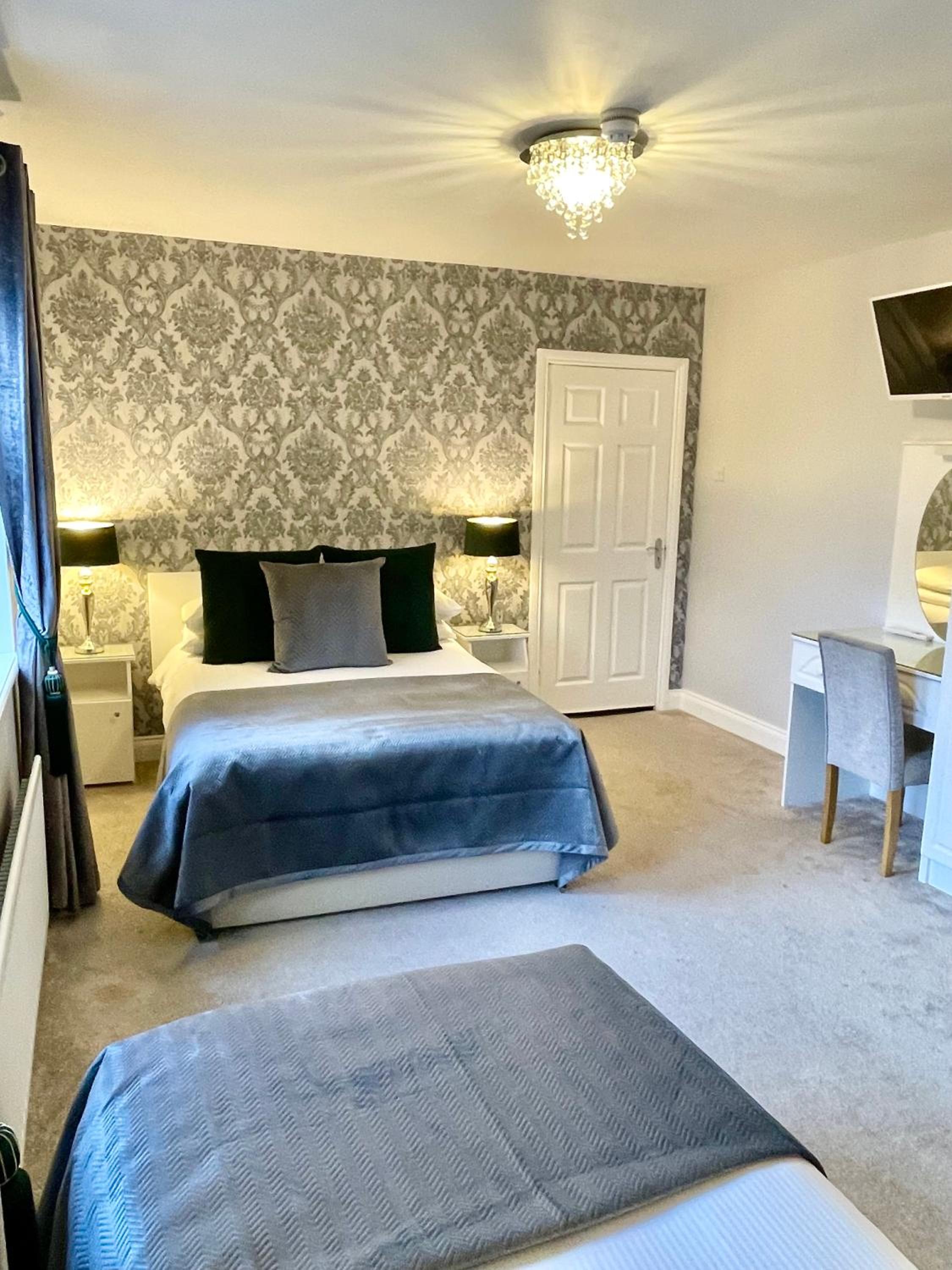  Triple Room with 1 Double bed and 1 Single Bed - Photo 1