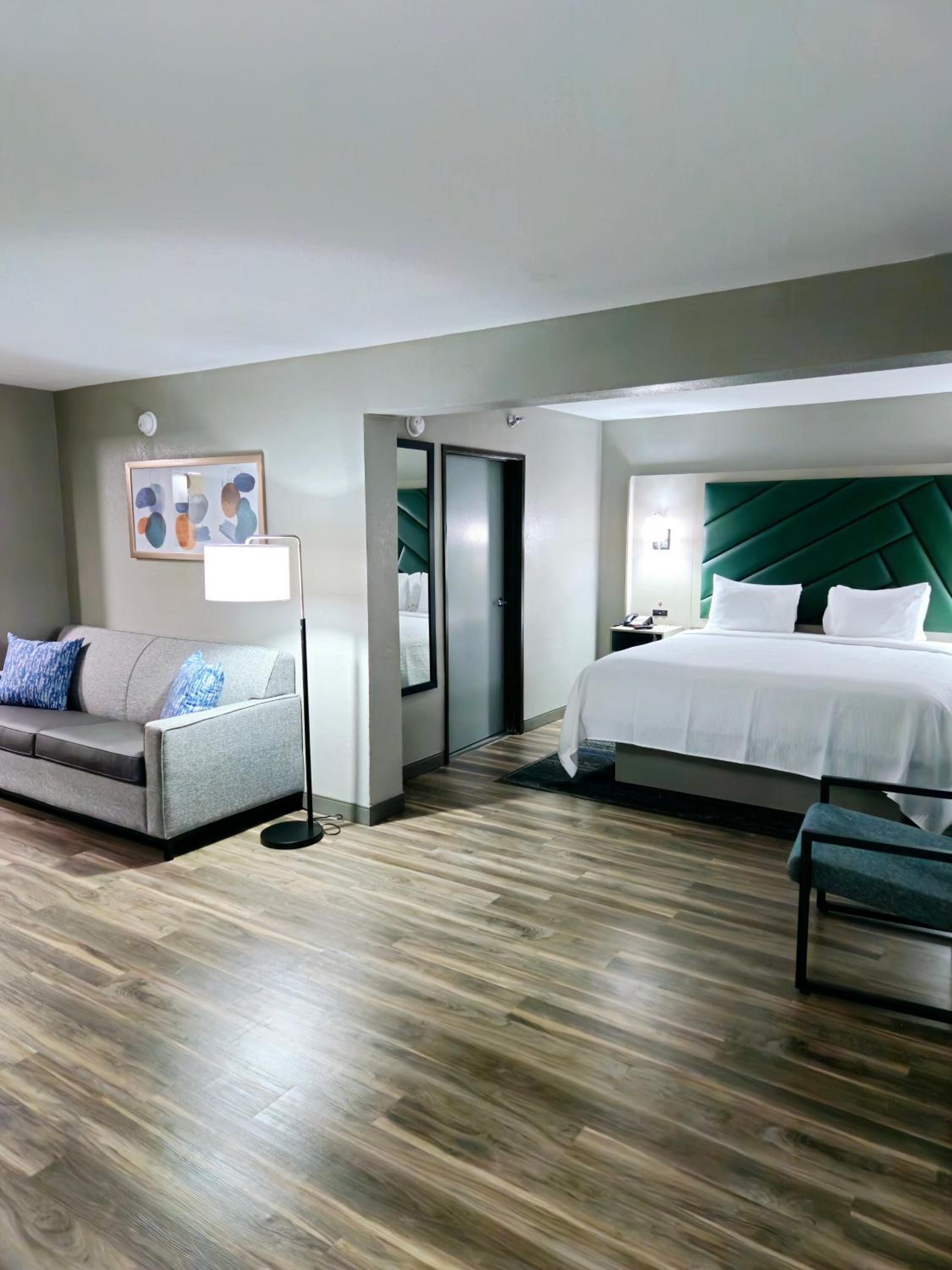 Executive King Suite - Non-Smoking photo 2