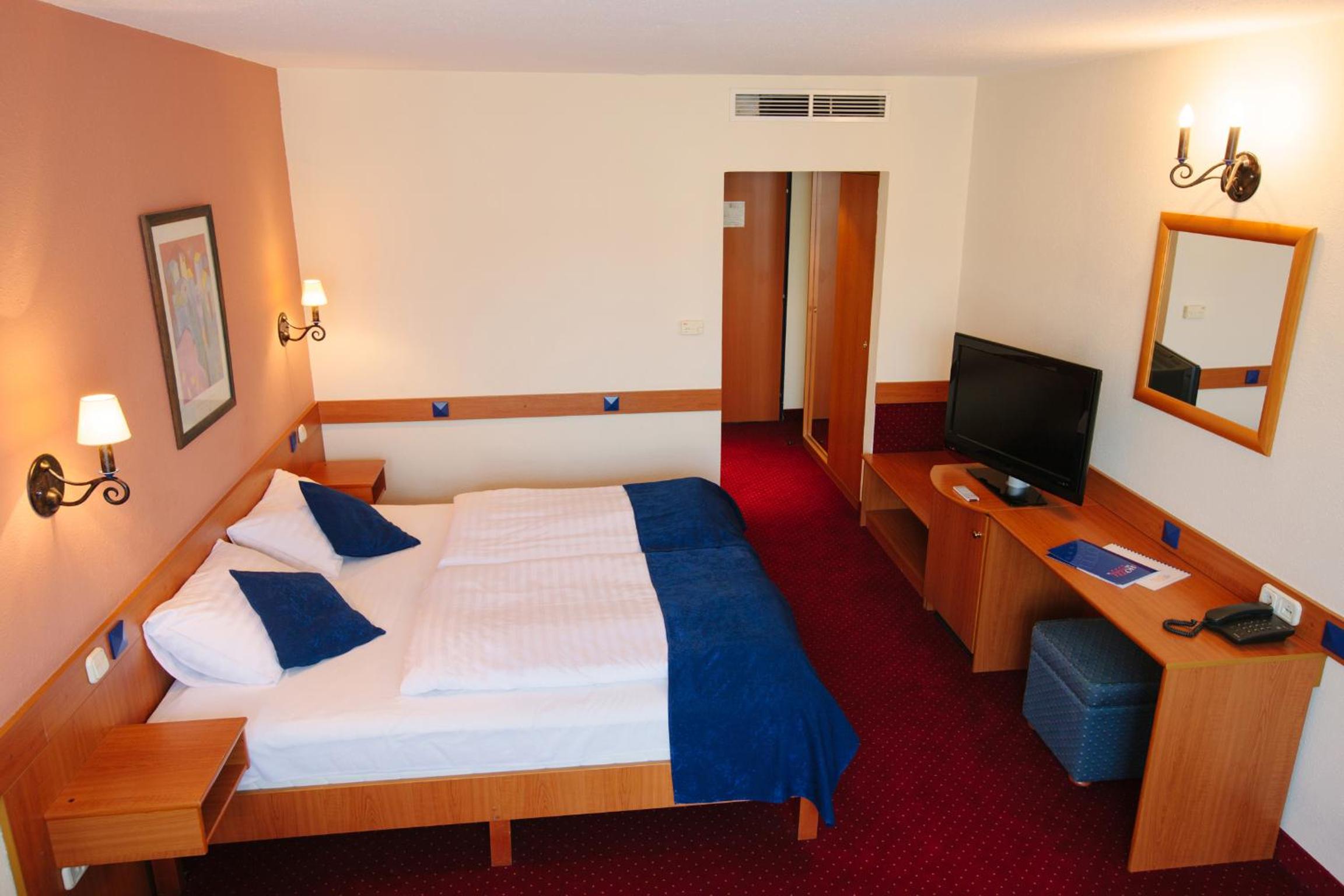 Standard Double or Twin Room - Photo 2