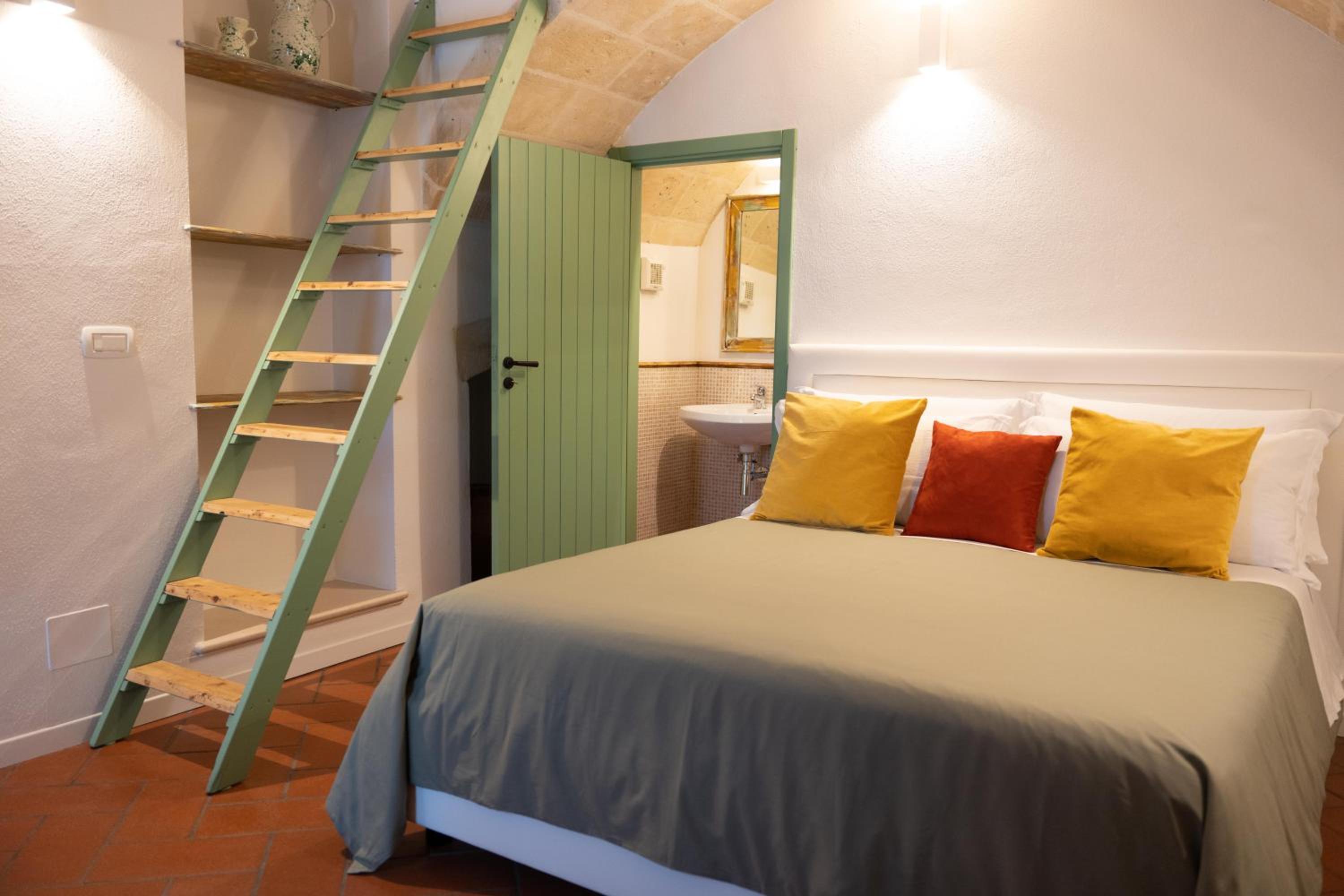Standard King Room - Photo 5