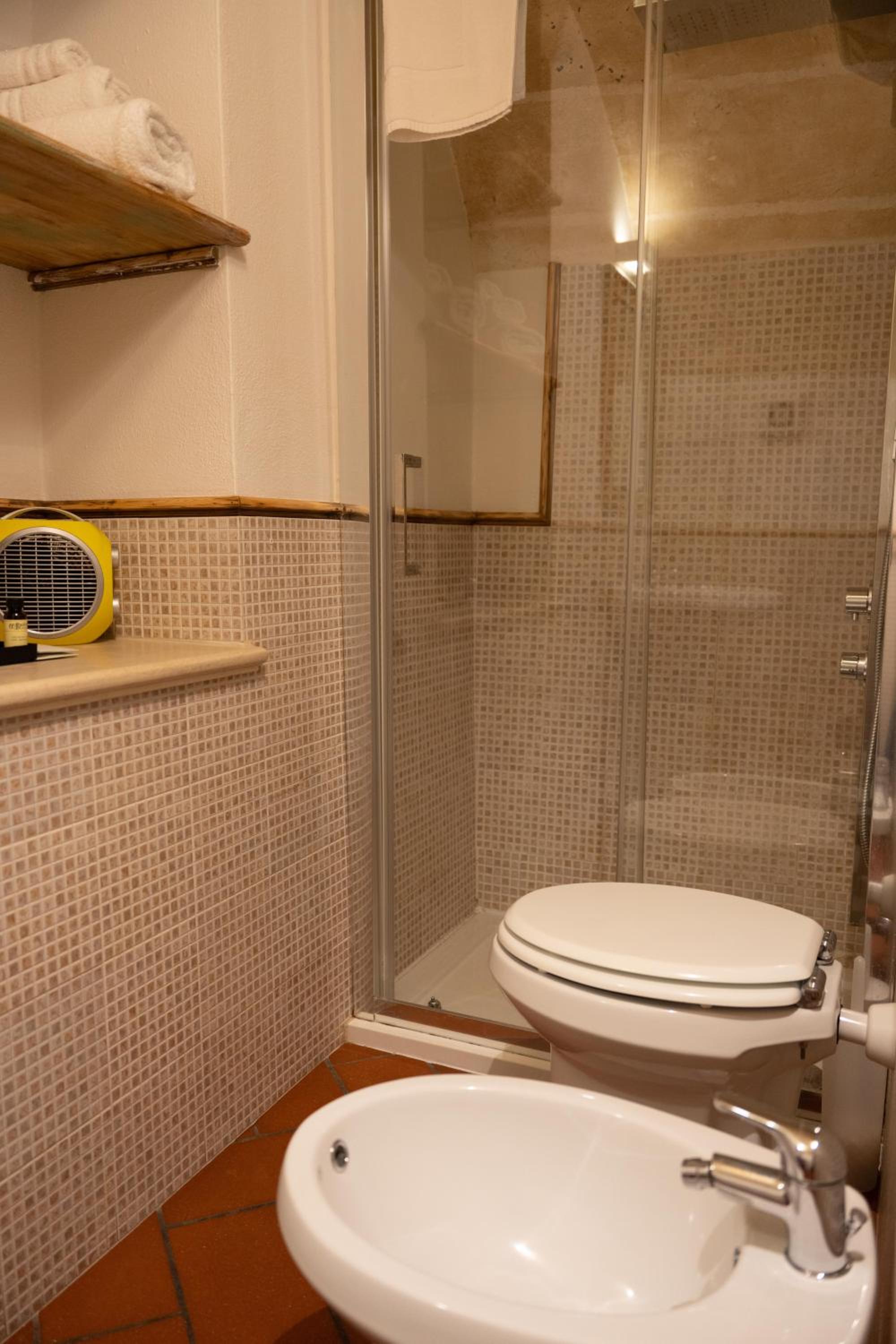 Standard King Room - Photo 2