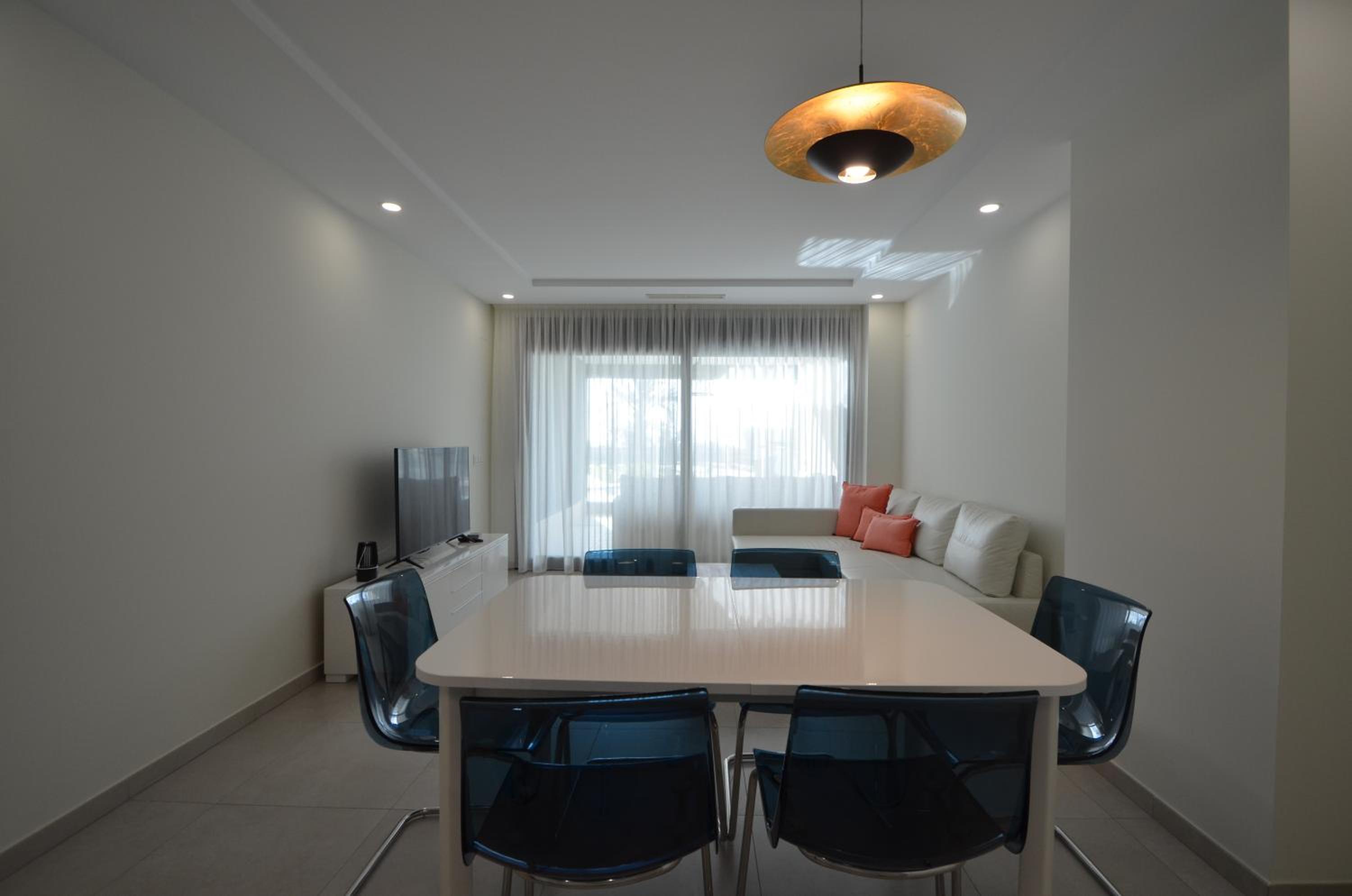 Apartamento con terraza, vista frontal a la piscina
