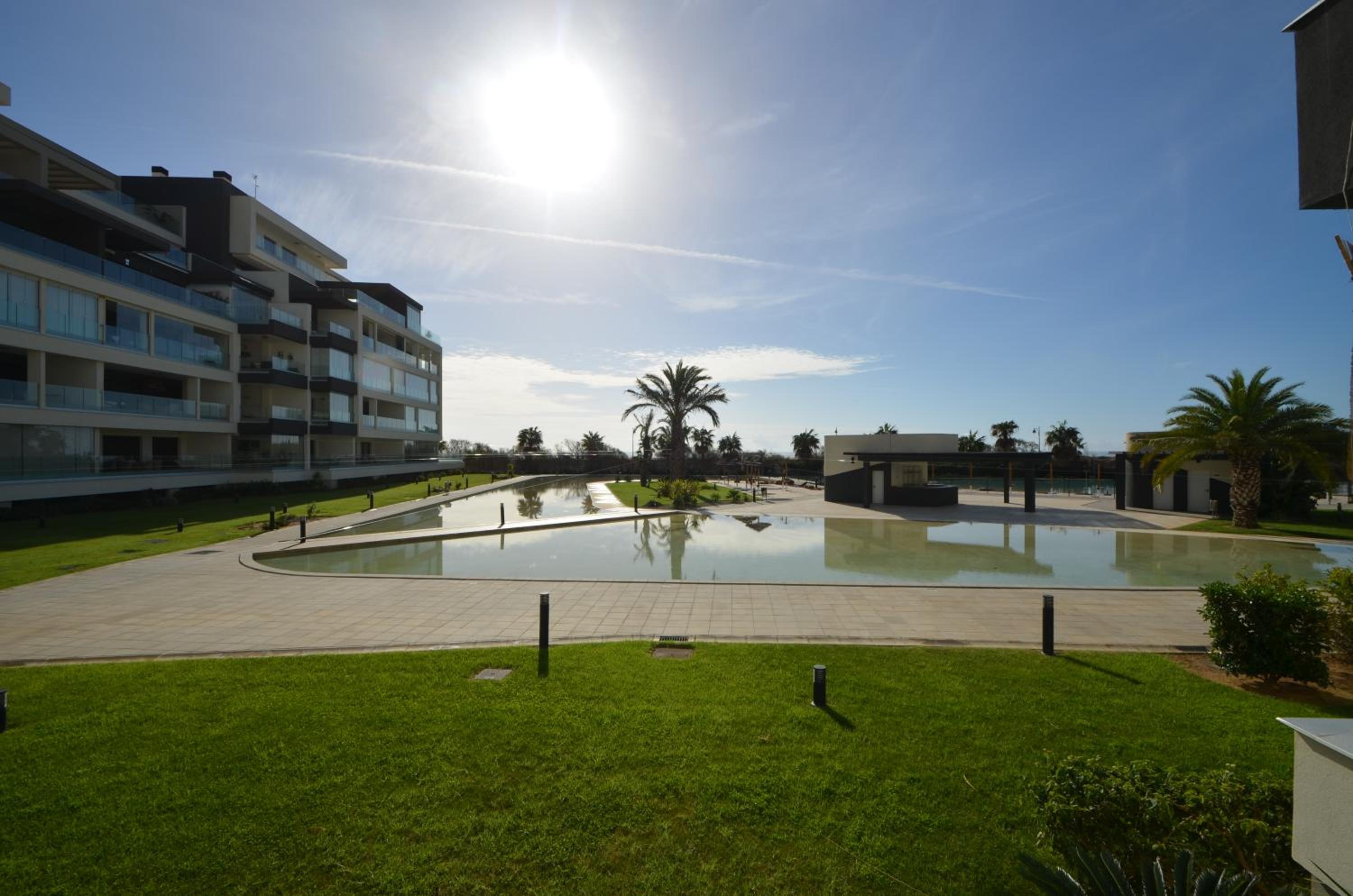 Apartment with terrace, front view to the pool  photo 3